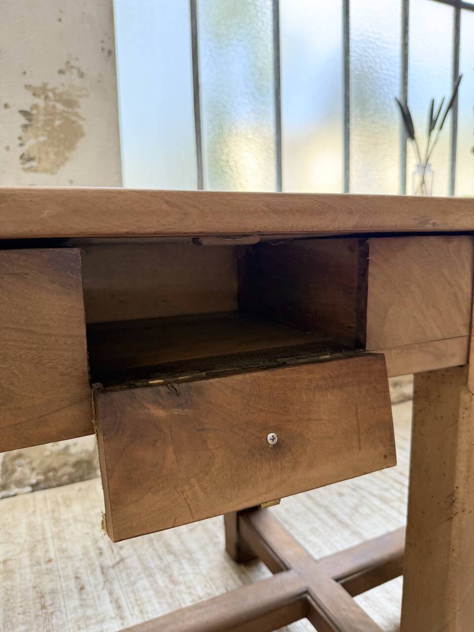 Antique farmhouse or drapery table in walnut, 1900 XL