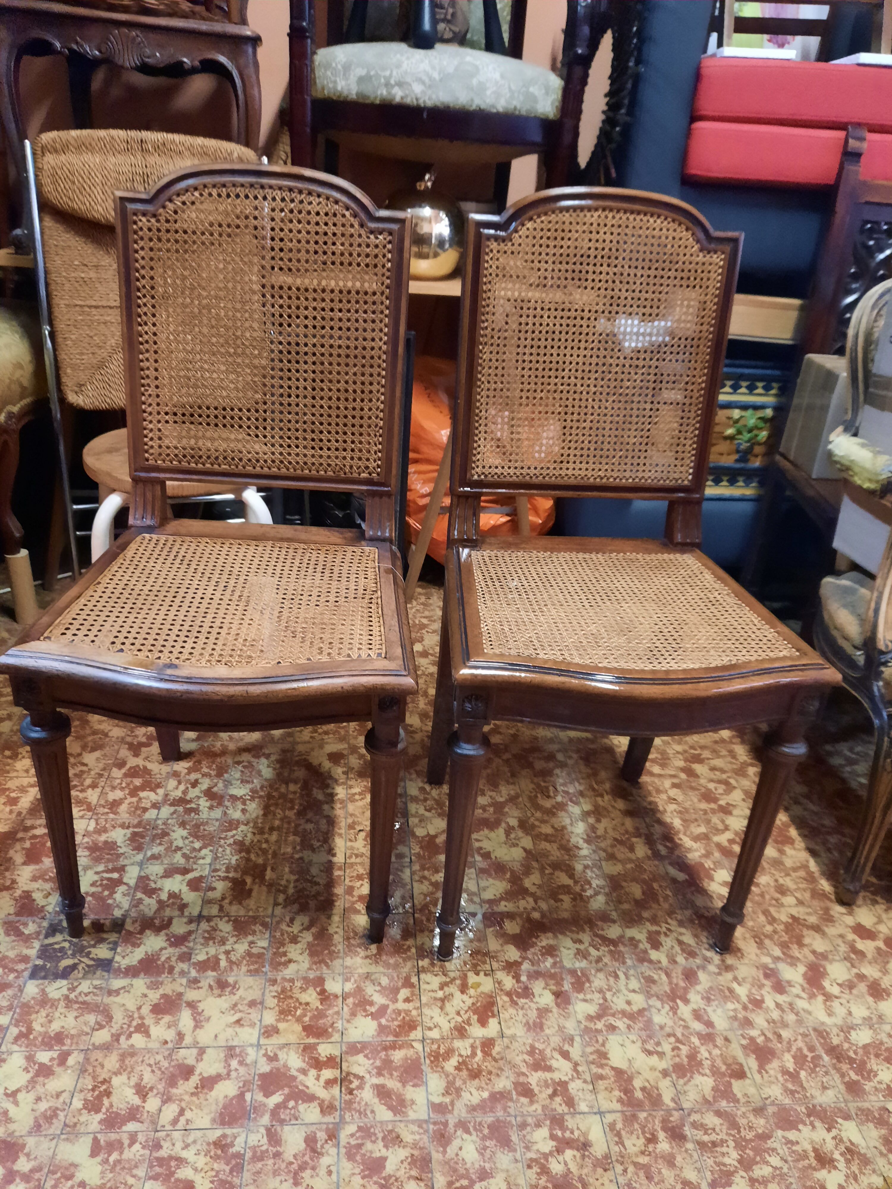 Paire de chaises de style Louis XVI