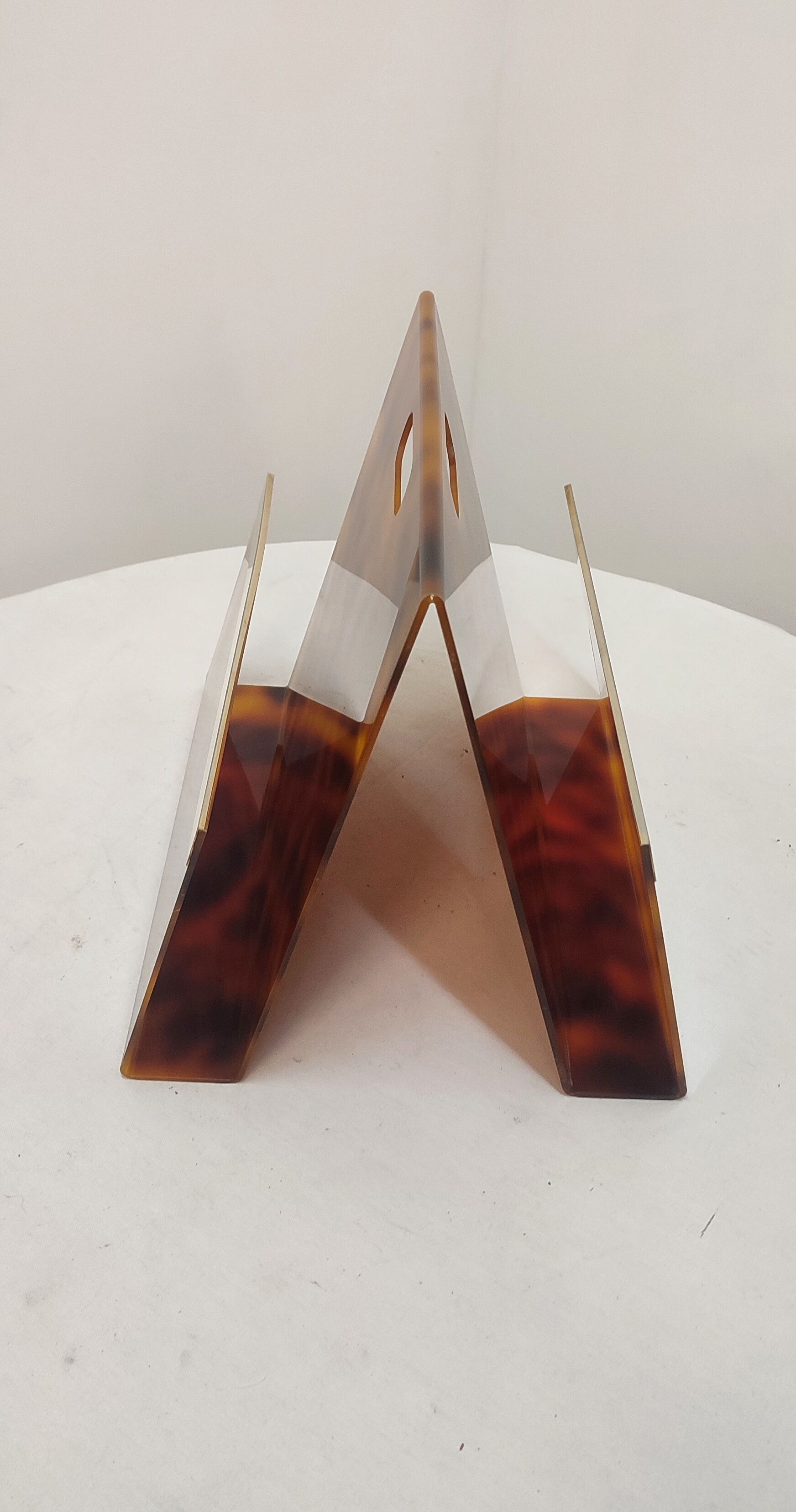 Porte-revues en méthacrylate et laiton Italie années 1970.