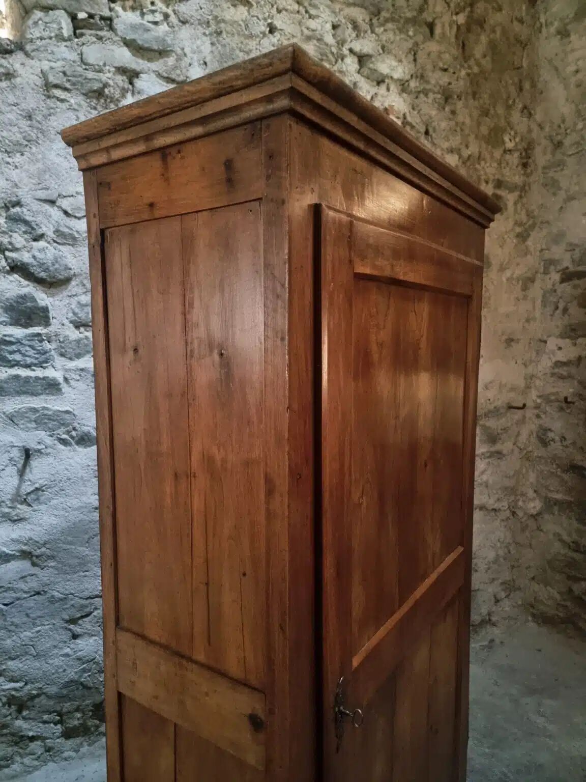 Armoire à linge, bonnetière ancienne en merisier français