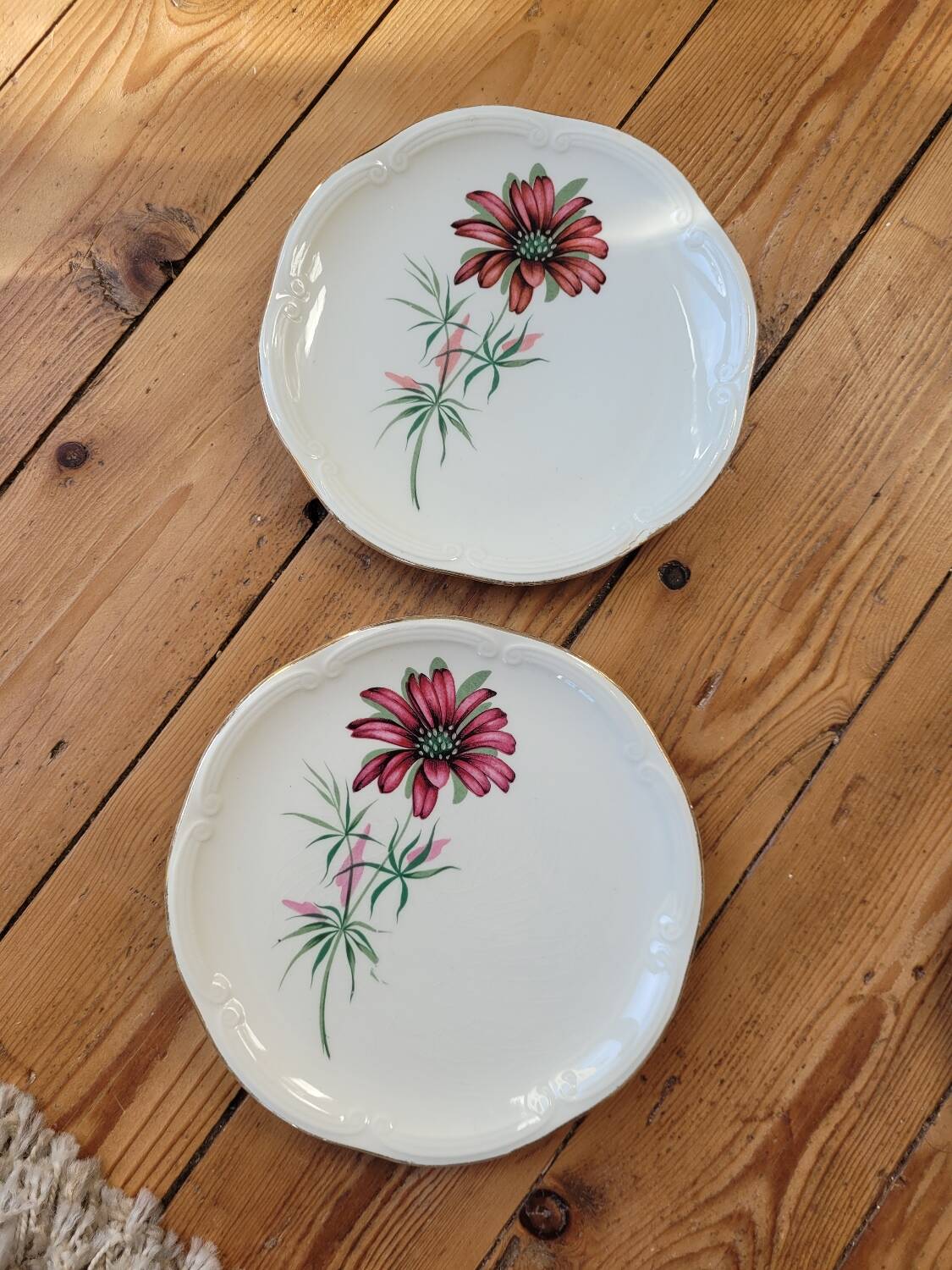 Set of 9 pink daisy dessert plates