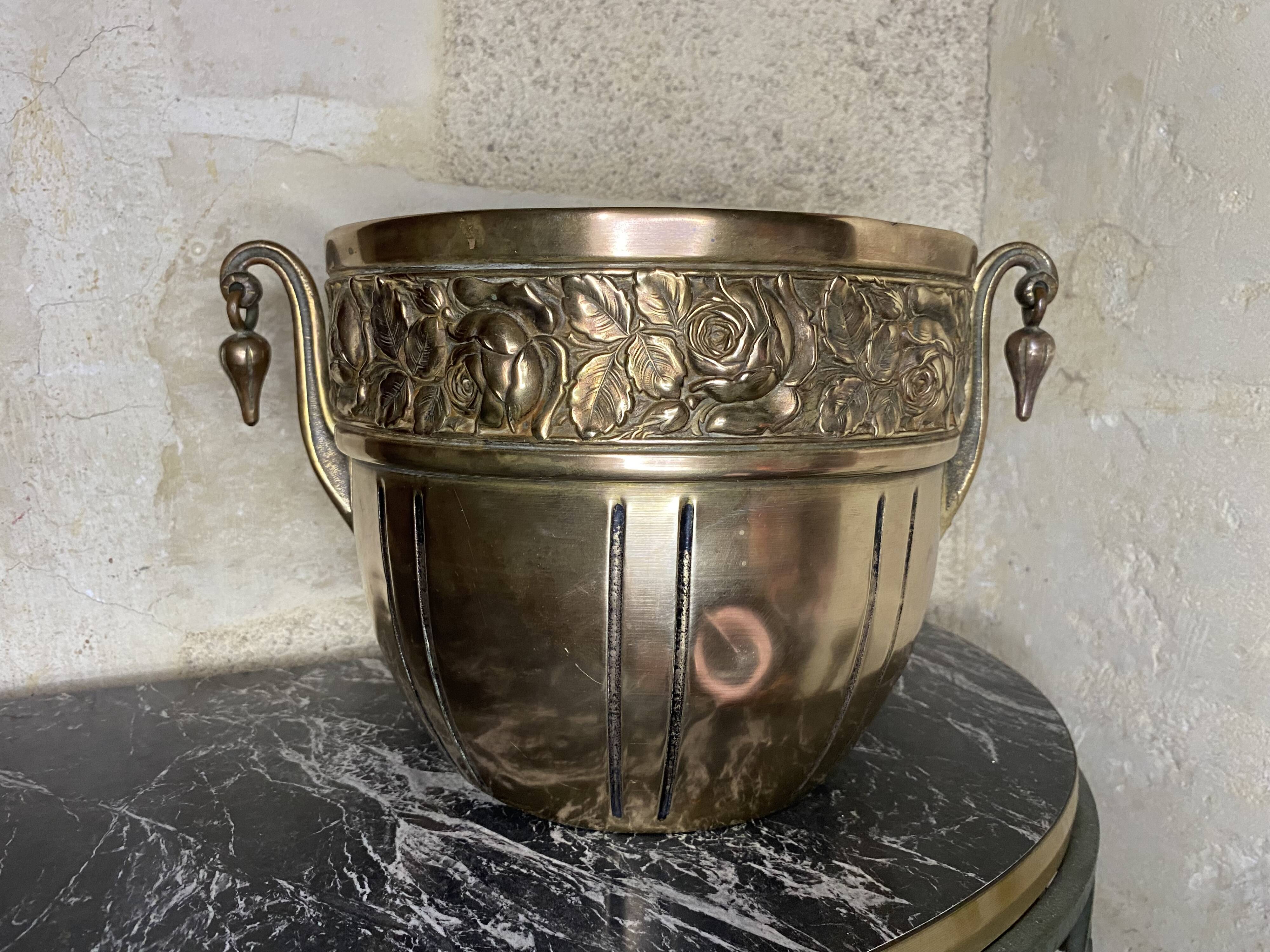 Art deco flowerpot