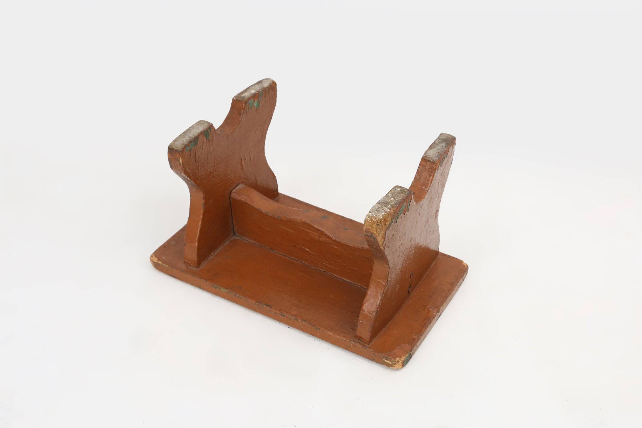Tabouret bas rustique français en bois peint en terre cuite, années 1890.