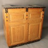 Counter bank with grape decoration