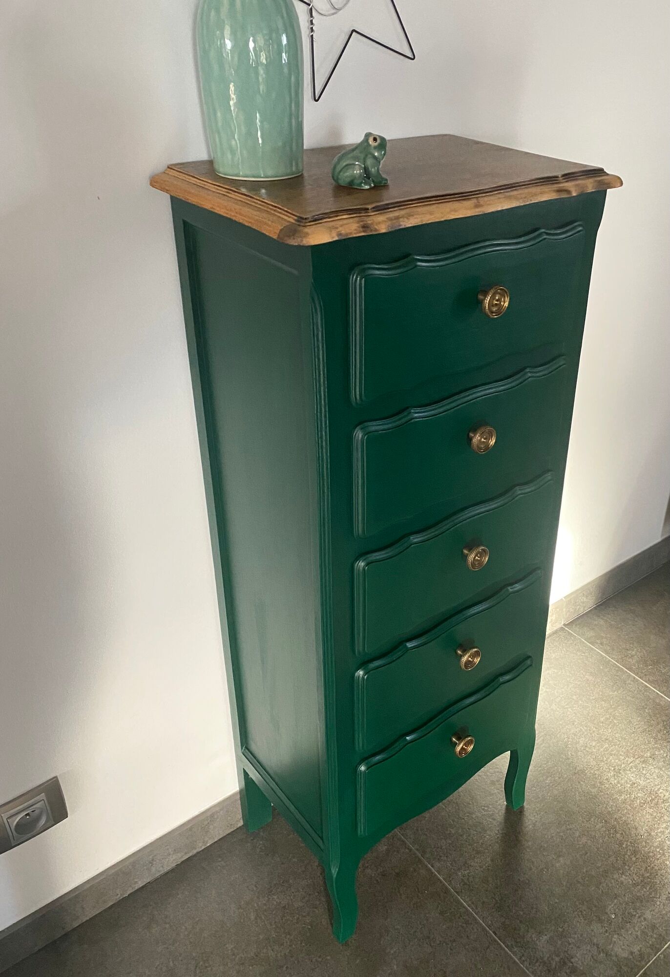 Chiffonnier 5 tiroirs relooké vert sapin et bois brut