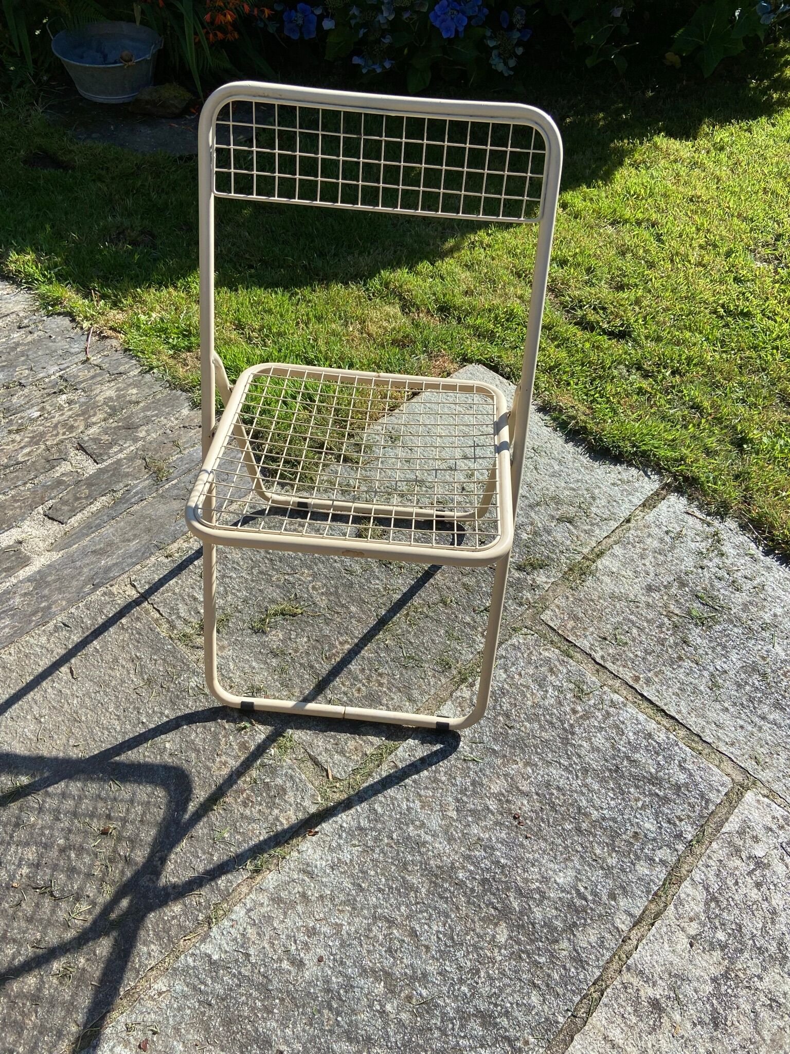 Folding chair in beige grid metal 1980