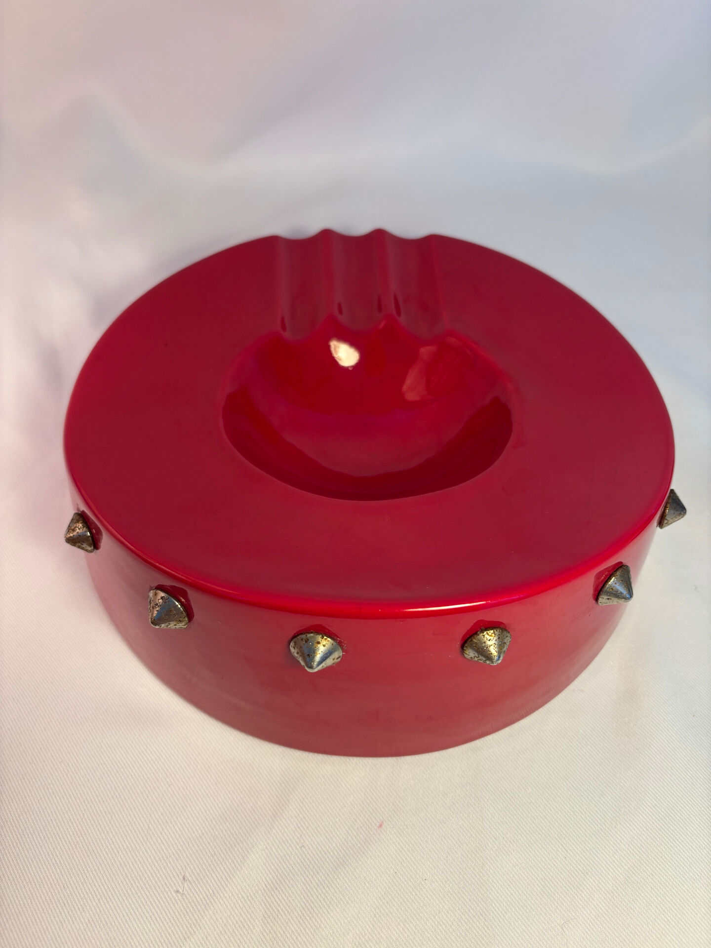 Cendrier vintage rouge laqué à clous métalliques – pièce design et déc