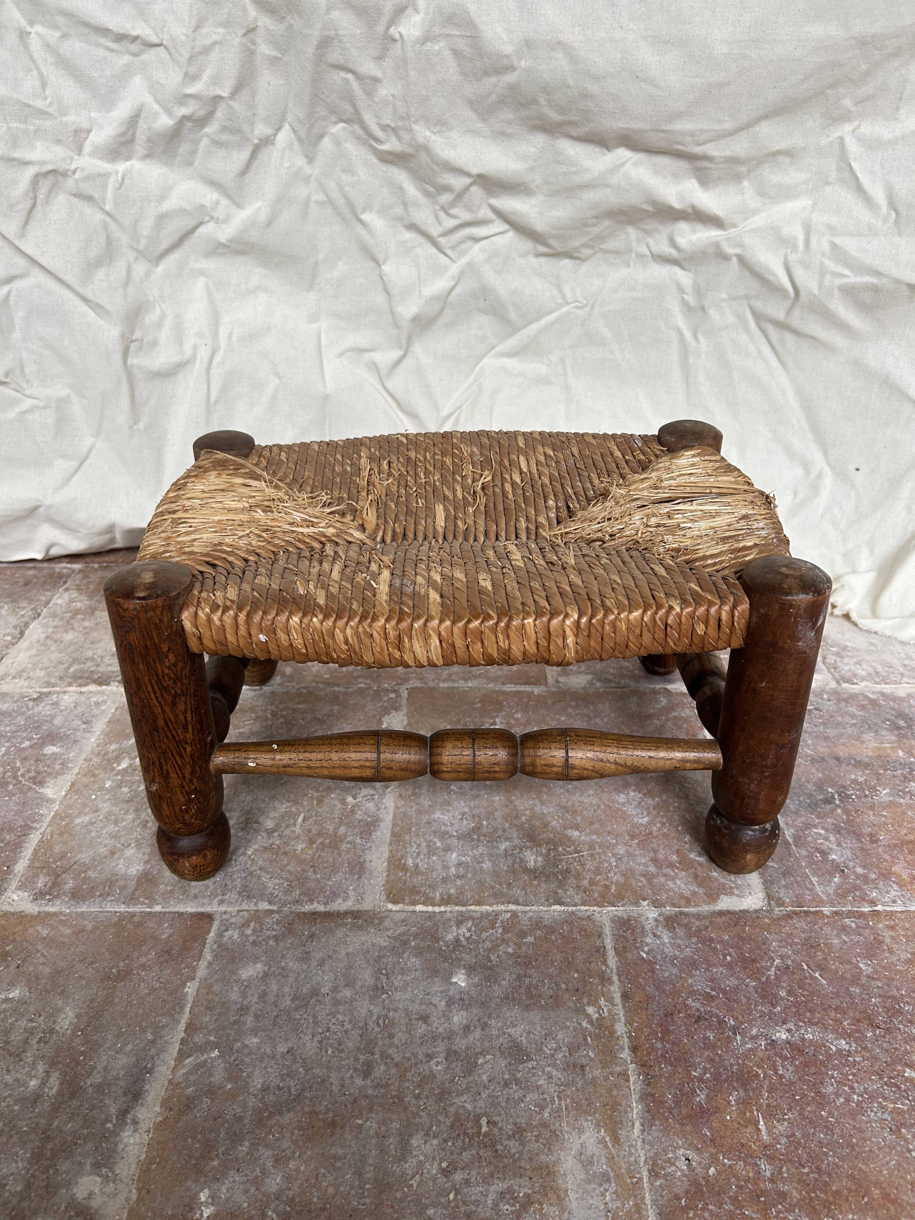 Rustic footrest made of wood and straw