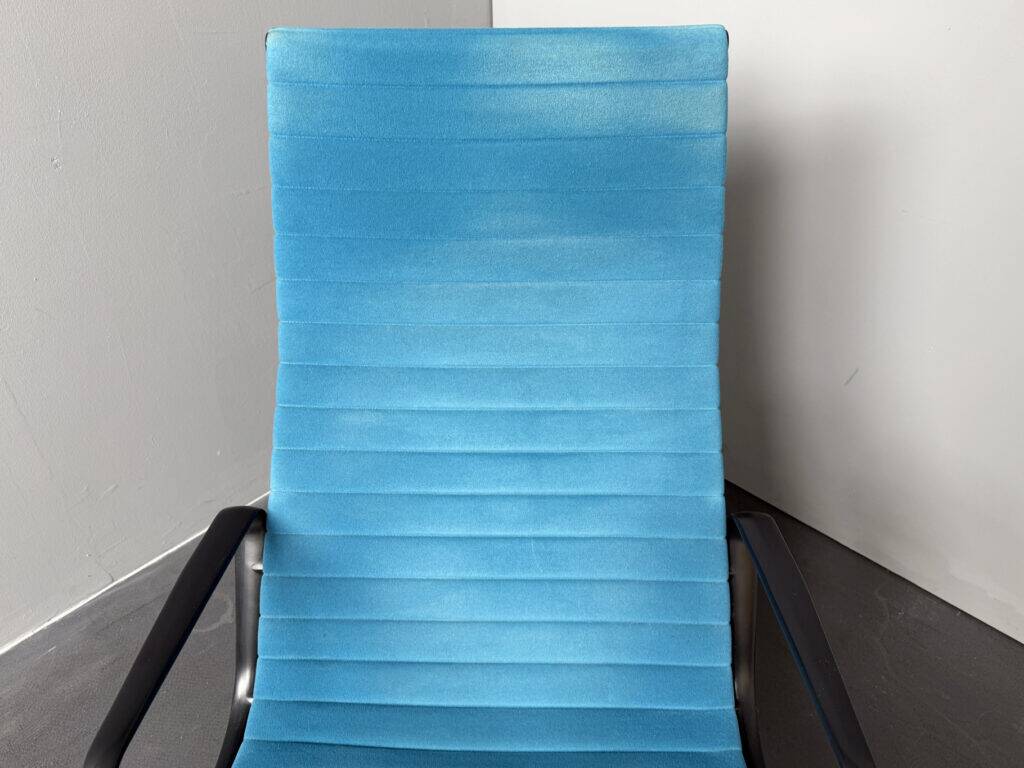 EA-124 office chair, aluminium chair, Hop Sak, turquoise blue, by Charles & Ray Eames for Vitra, Norway, 2000s. Swivel and tilt function.