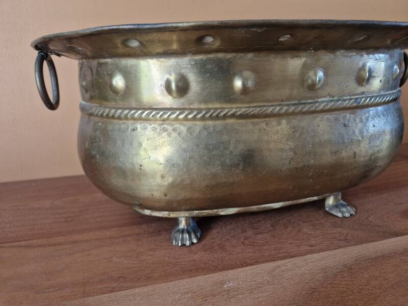 Important copper or brass planter from the 19th century with lion's paws.