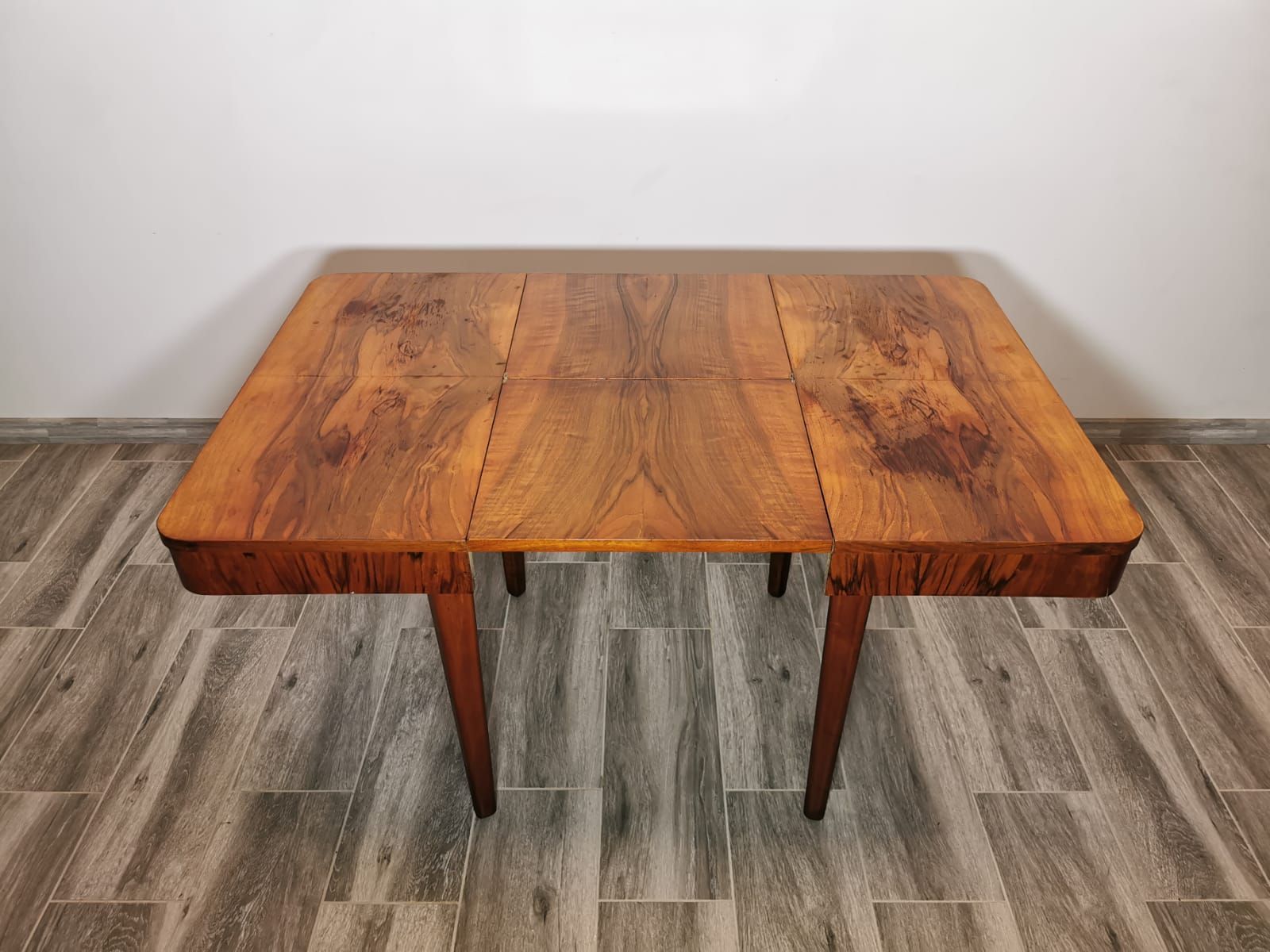Table à manger par Jindrich Halabala