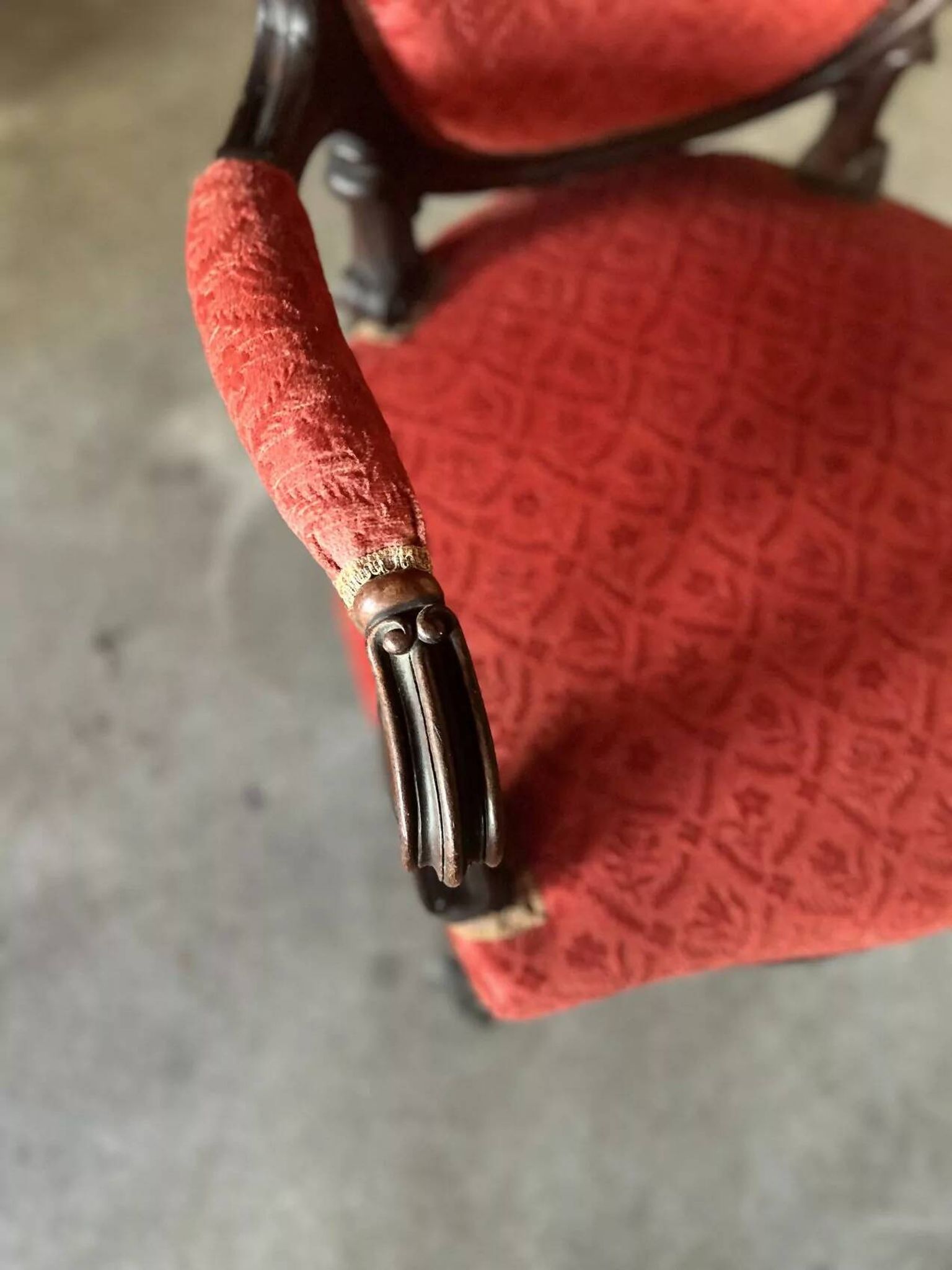 Napoleon III medallion armchair in carved wood and red velvet.