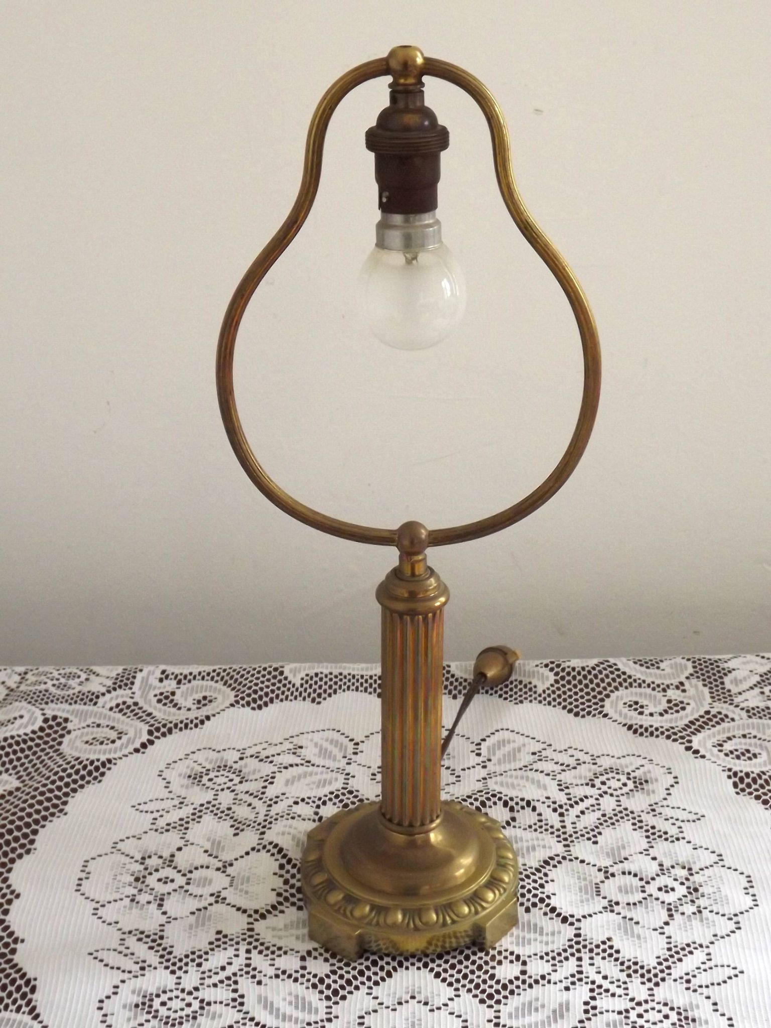 Lampe de table en laiton français vintage de style traditionnel avec base ronde.