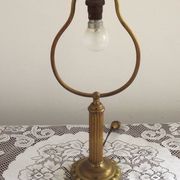 Lampe de table en laiton français vintage de style traditionnel avec base ronde.
