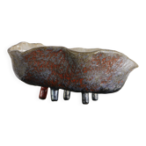 Bol d'huître Fat Lava avec une cinquième patte en rouge.