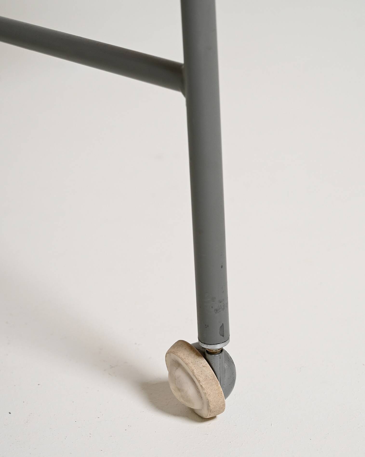 Table d'appoint scandinave vintage avec étagère escamotable