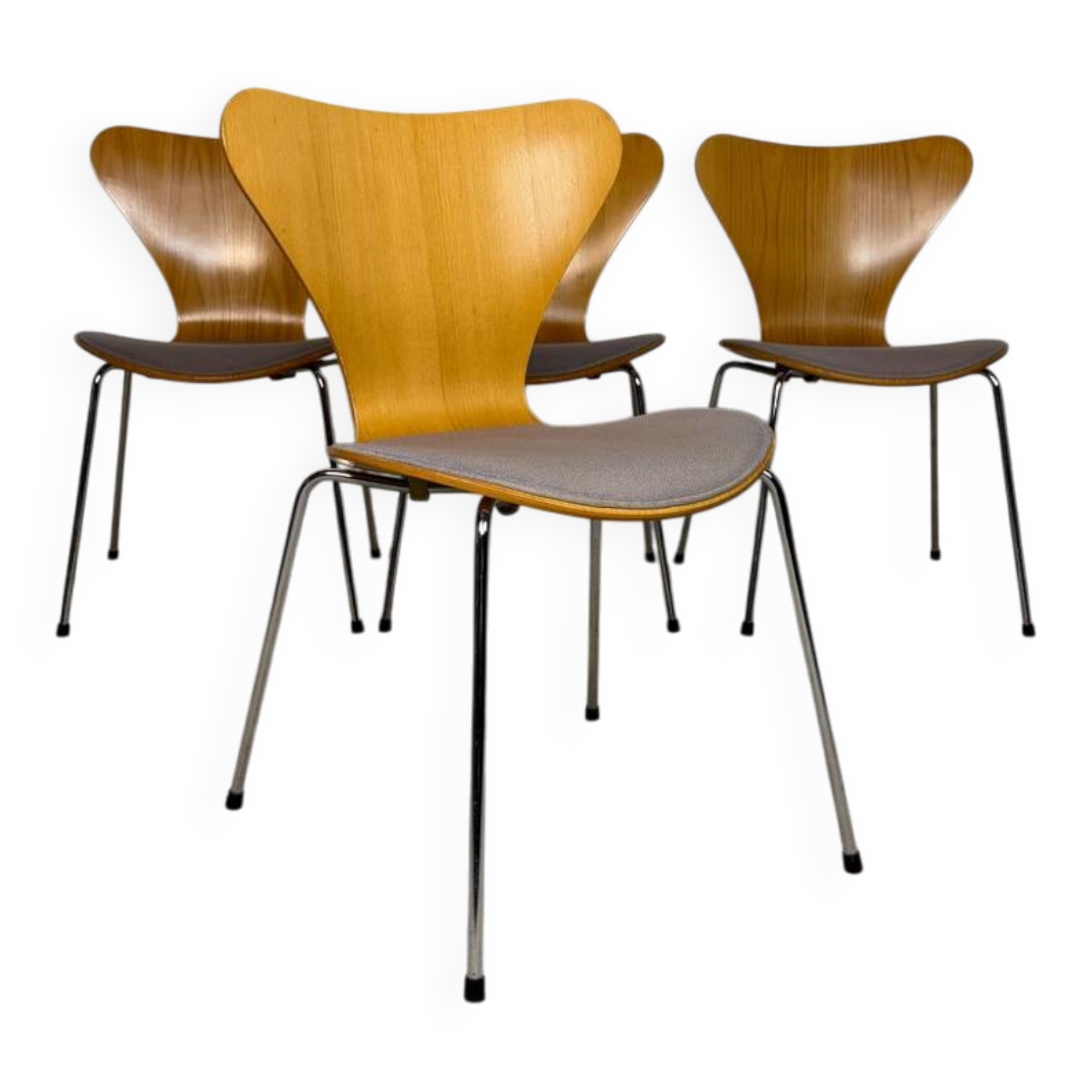 4 chairs Series 7 – Arne Jacobsen for Fritz Hansen