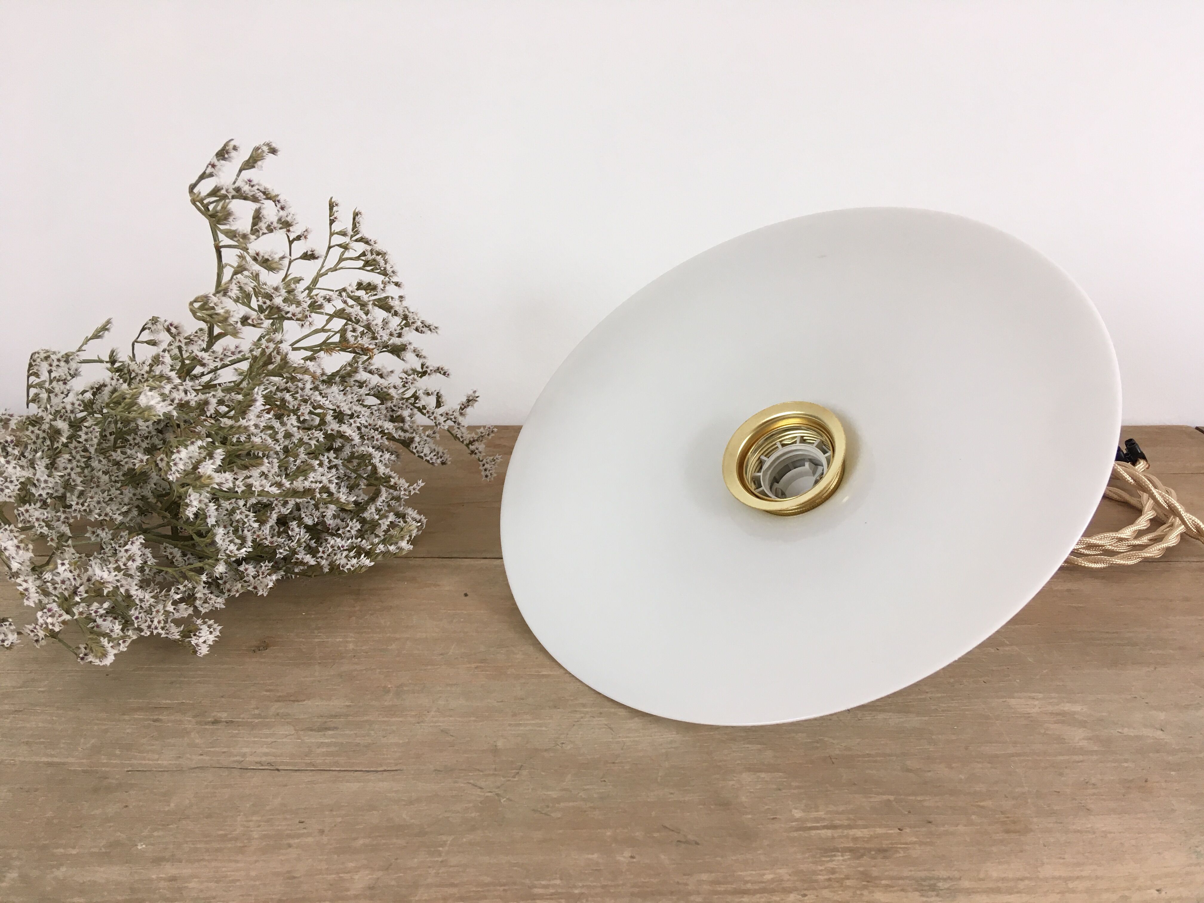 Pair of opaline suspensions