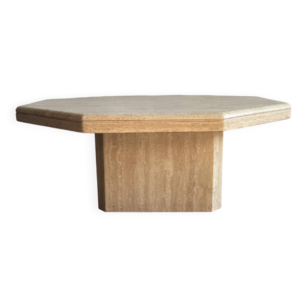 Table basse sculpturale en travertin beige — Forme hexagonale, pierre naturelle massive, design brutaliste