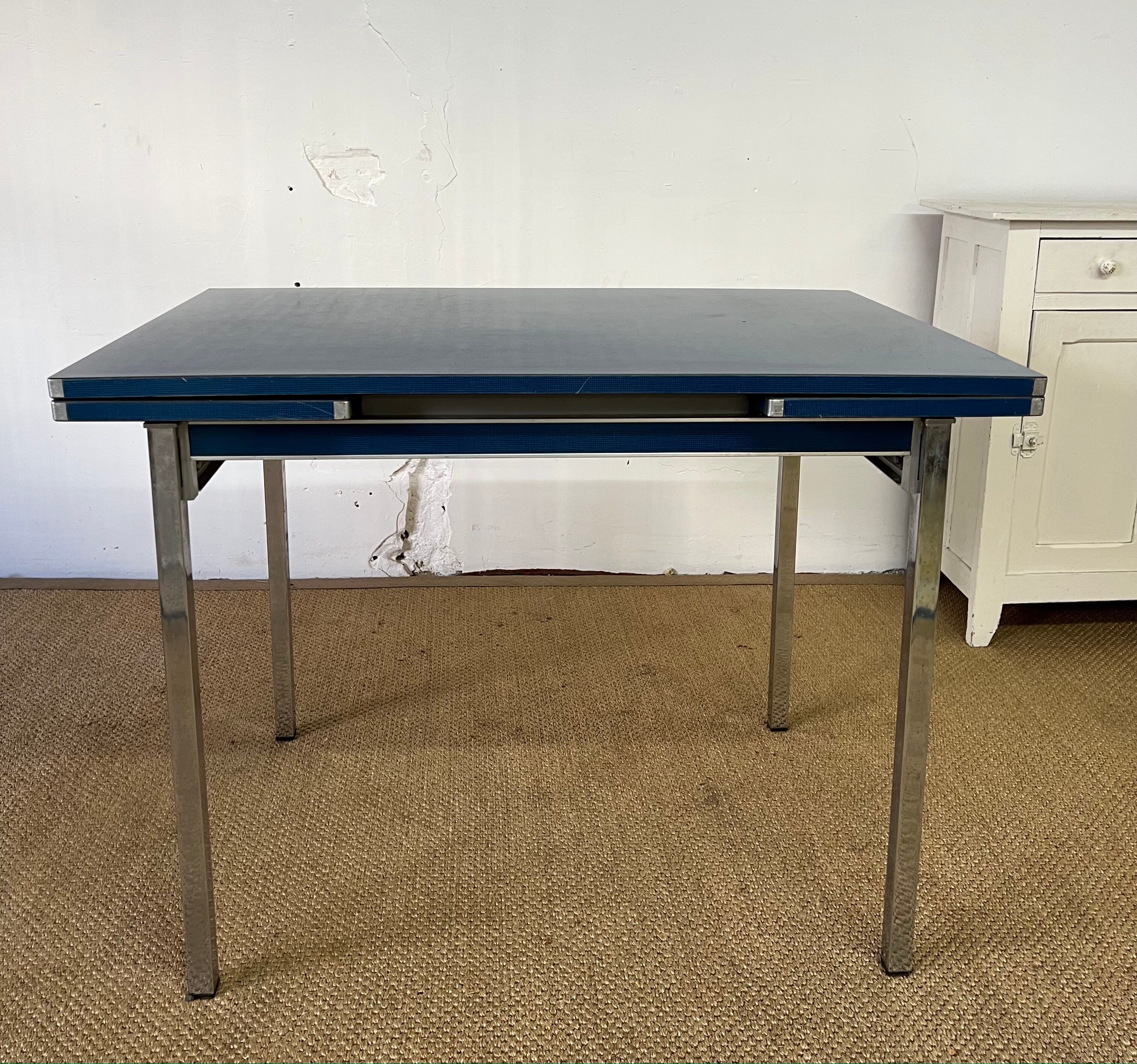 Formica table with extensions