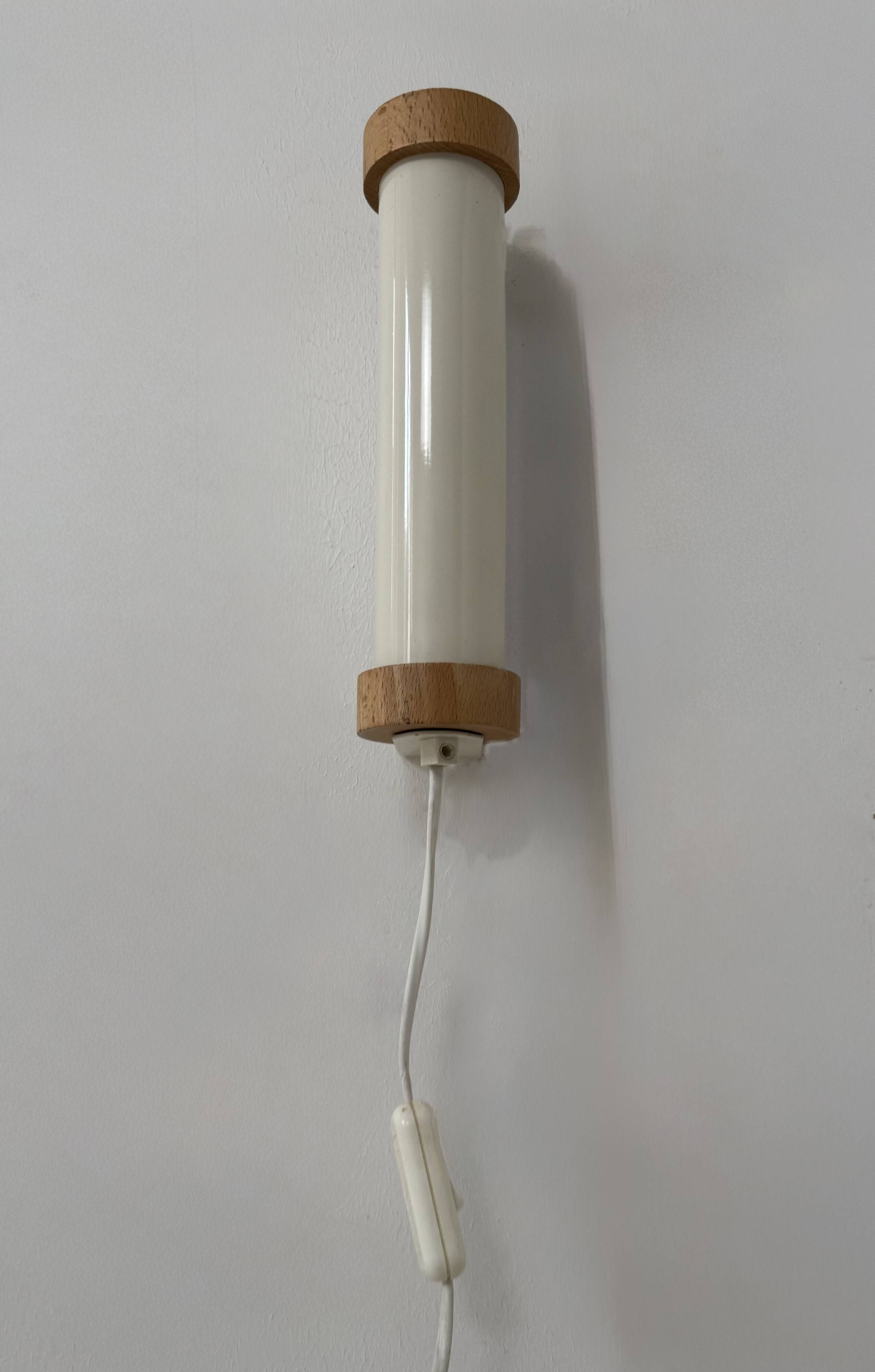 Vintage adjustable wall light, white lacquered metal and pine, Sweden, 1980.