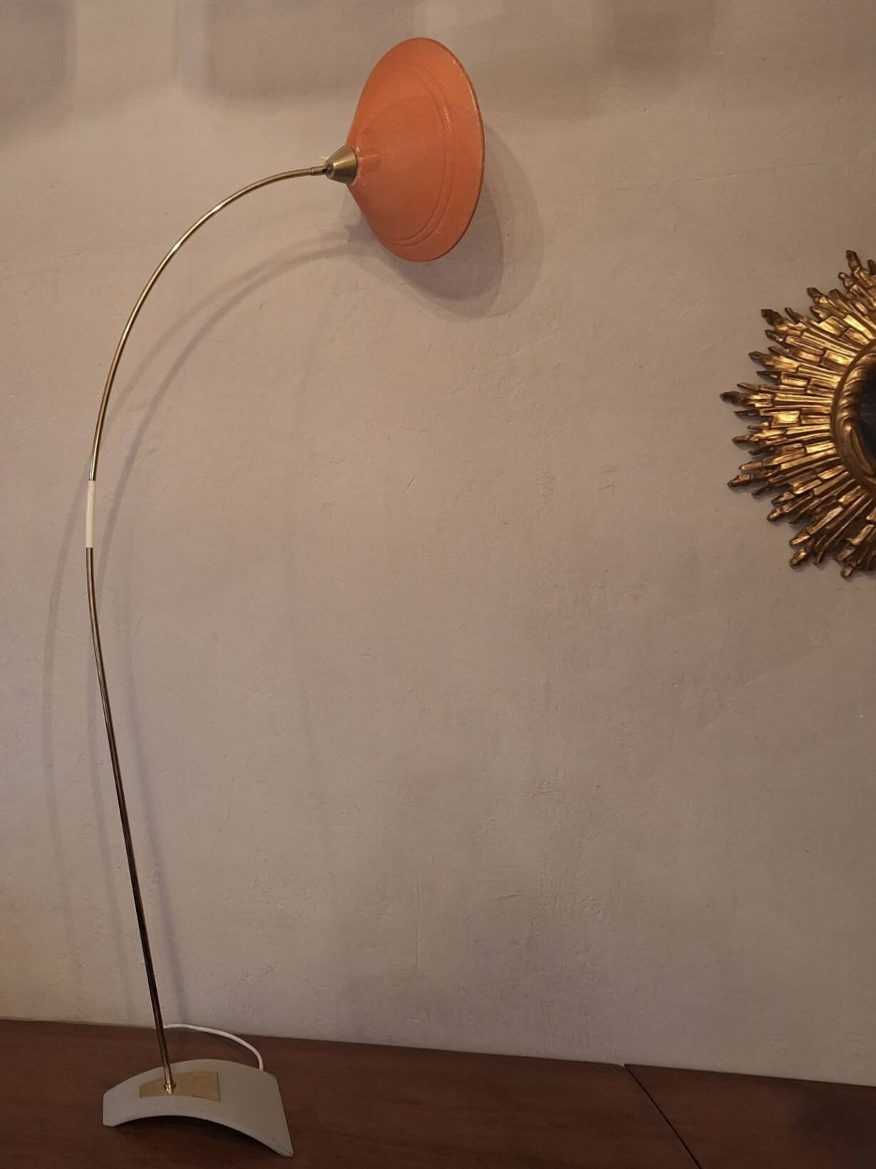 Lampadaire arc du milieu du siècle en laiton et métal perforé, années 1960.