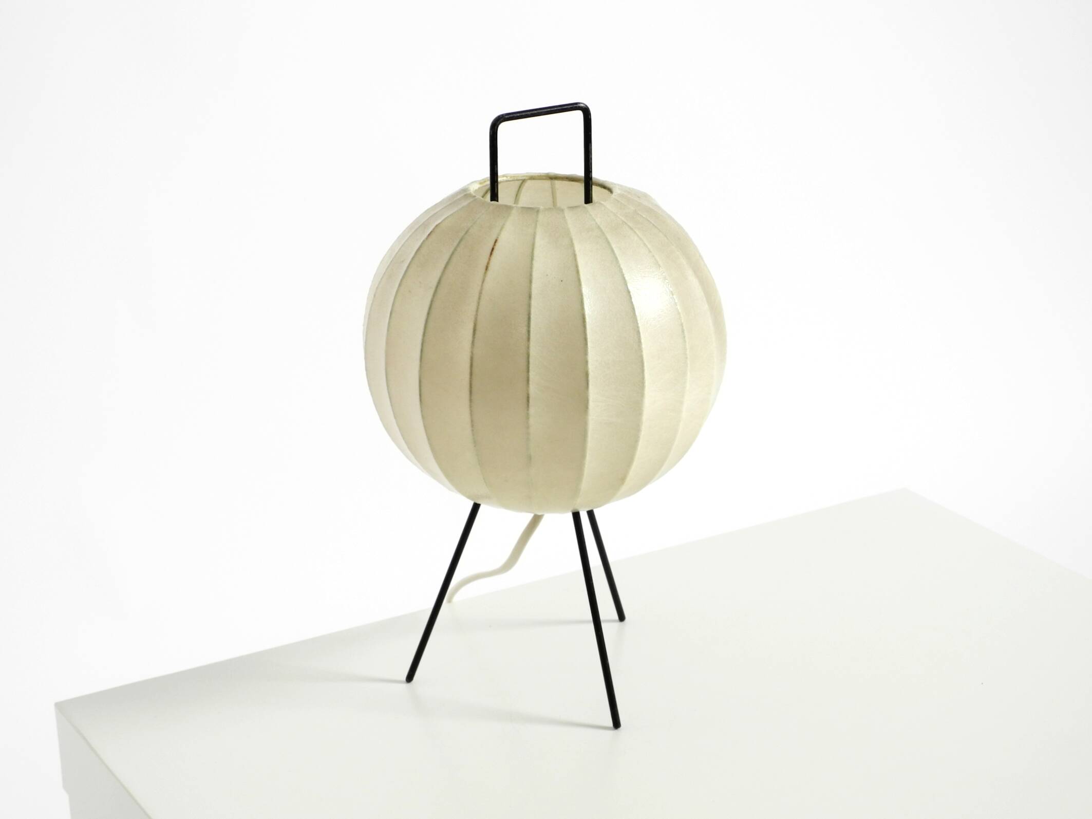 Very rare and beautiful Mid-Century Modern tripod Cocoon table lamp