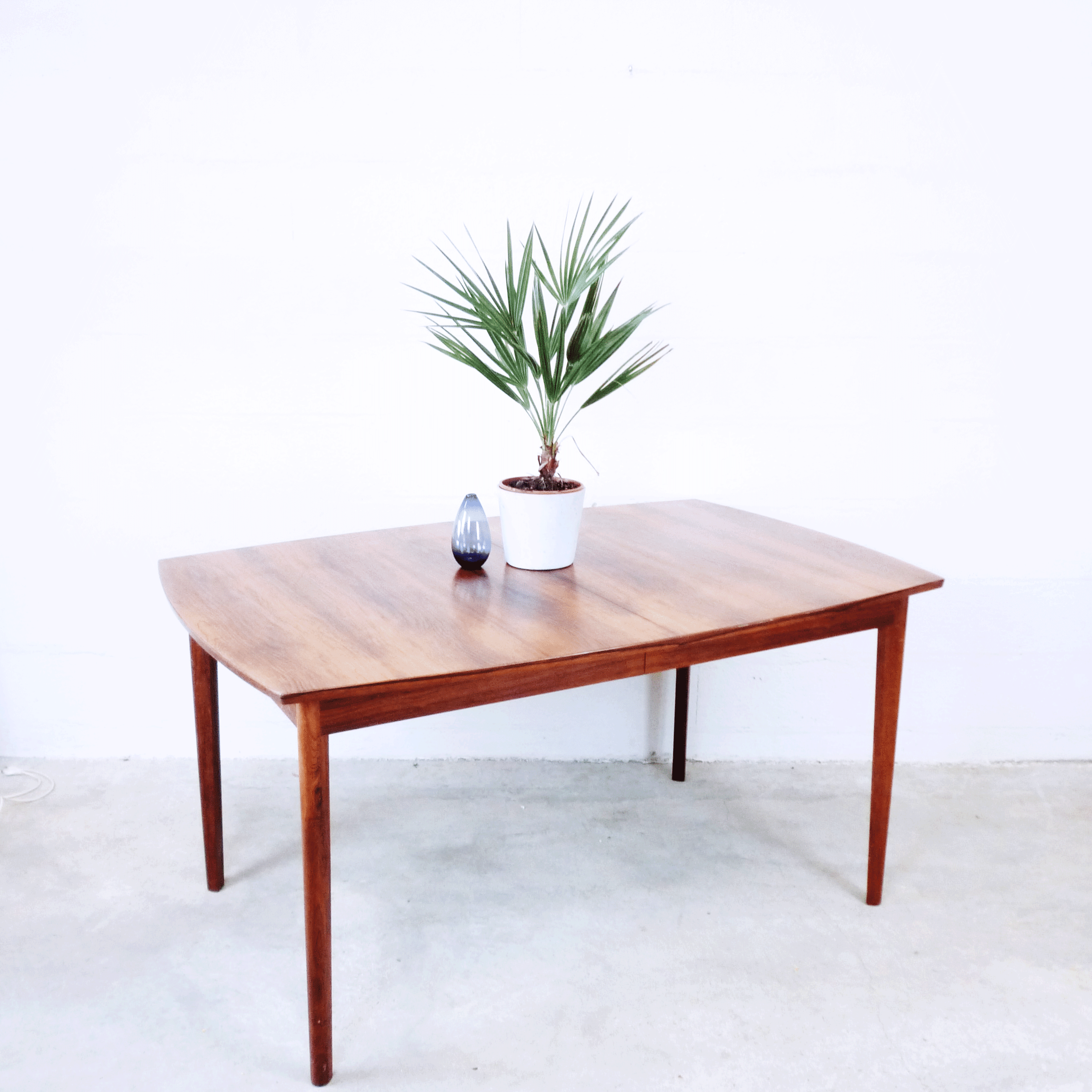 Extendable dining table in rosewood