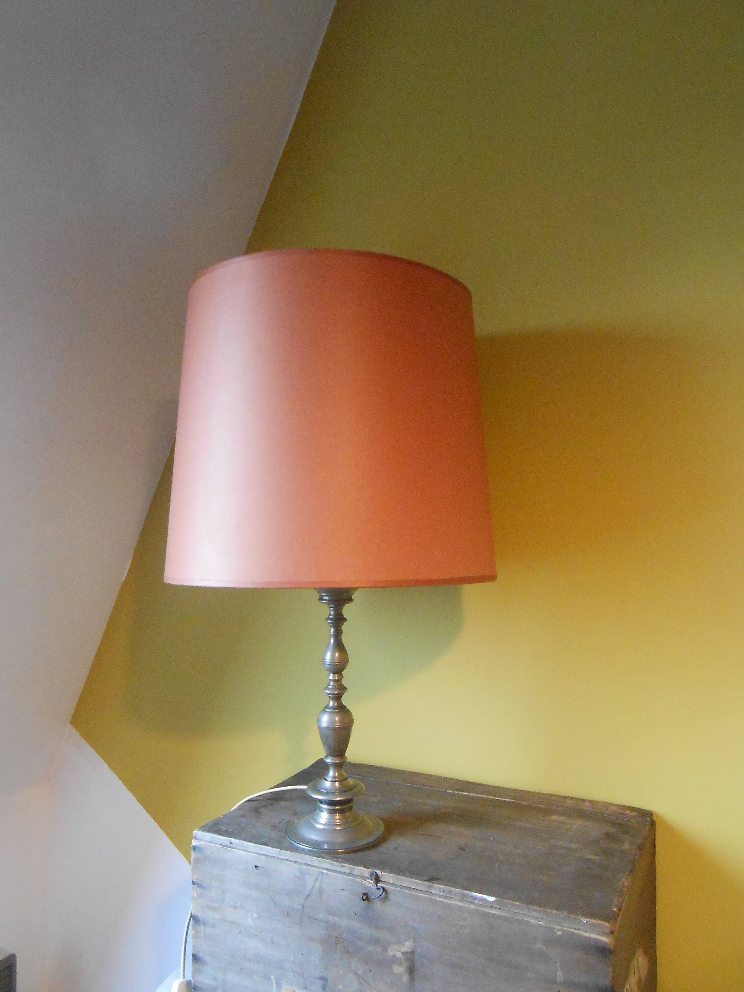 Lampe avec pied en métal torsadé