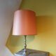 Lampe avec pied en métal torsadé