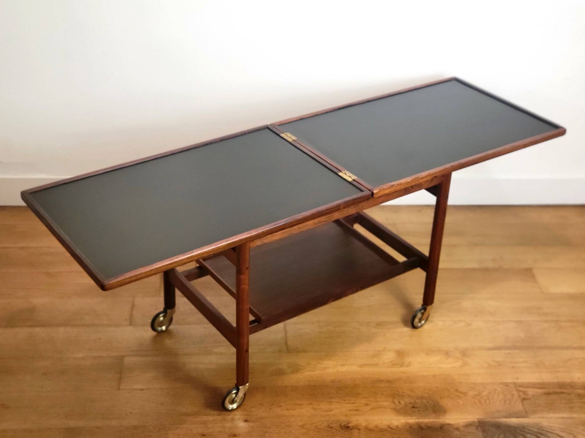 Trolley danois extensible par Kurt Østervig pour Jason Møbler en palissandre.