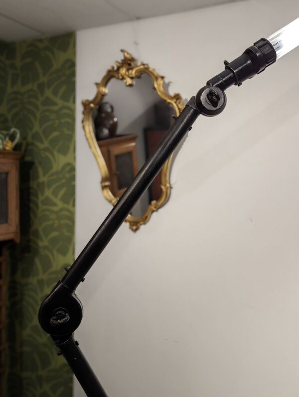 Lampadaire industriel Toulemonde garage aéronautique