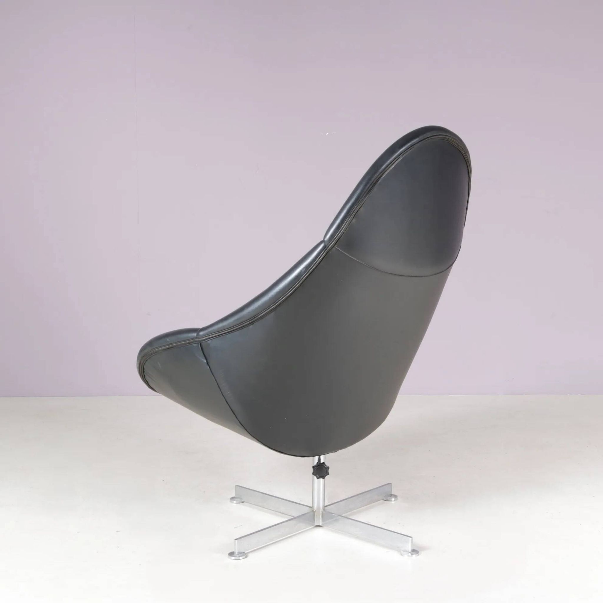 1960s swivel easy chair on chrome crossbase with black skai seat / Rudolf Wolf / Rohé, Netherlands