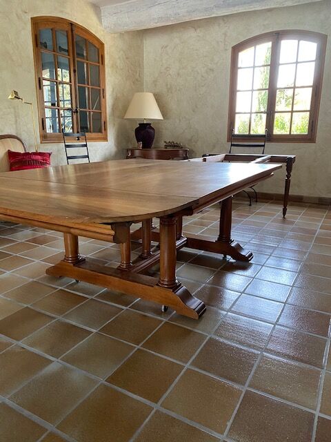 Table ancienne en noyer massif