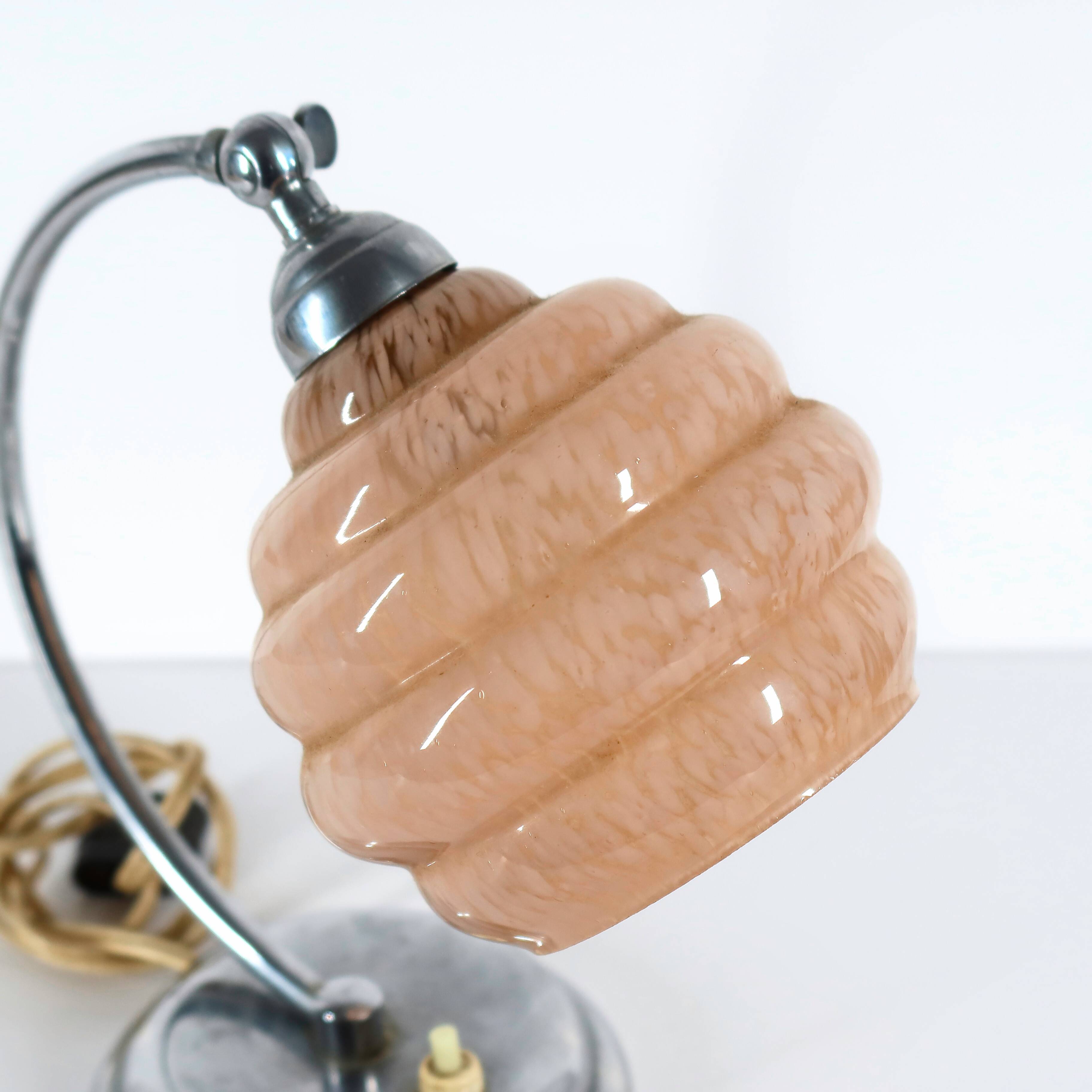 Lampe de chevet art deco Globe inclinable en opaline.