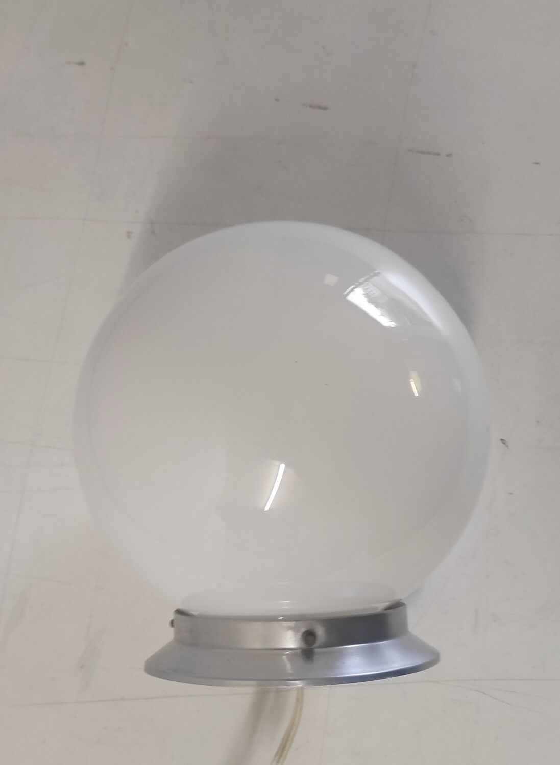Plafonnier globe opaline - années 50/60