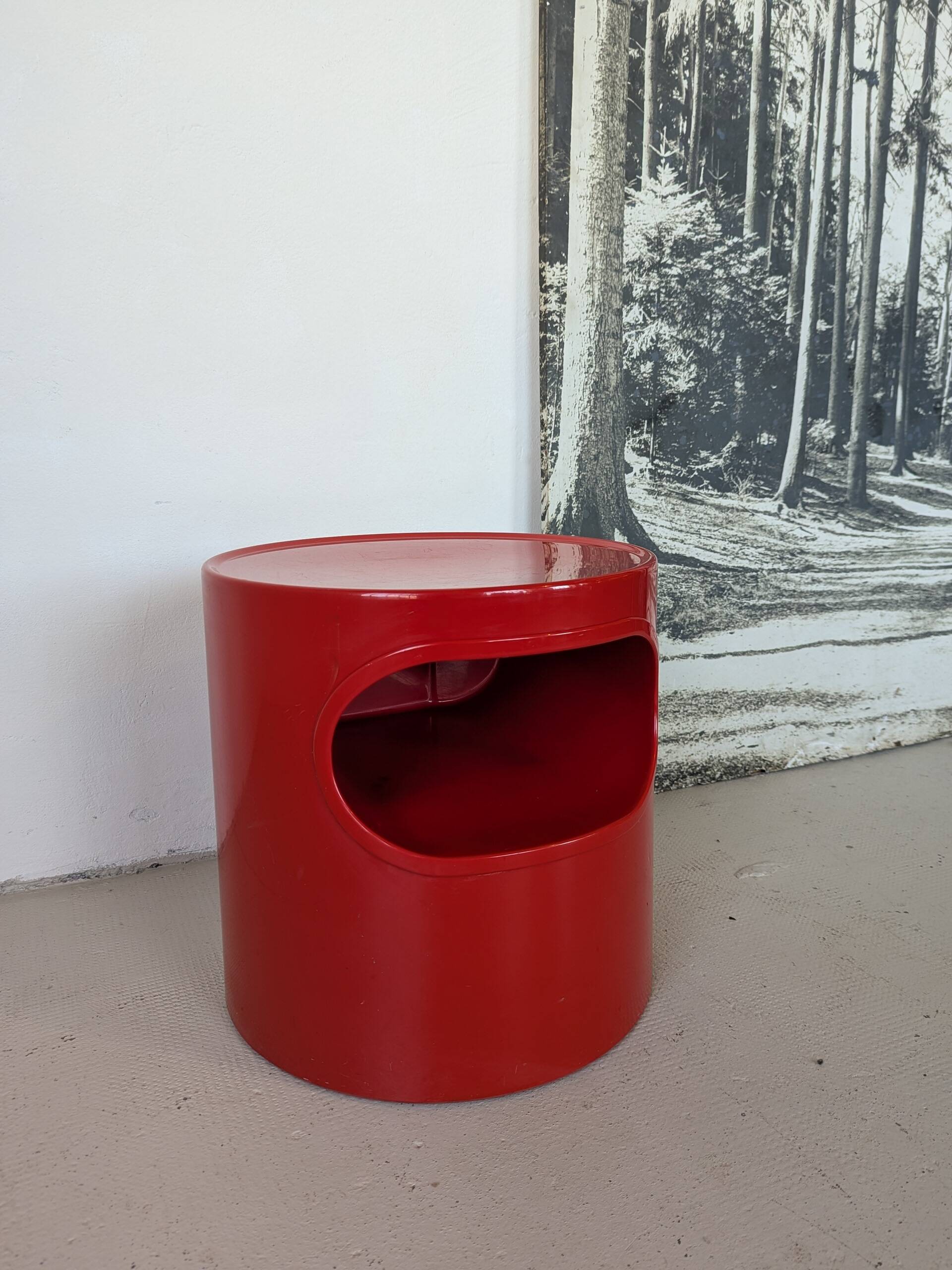 Side table, red bedside table Artemide Giano Giano by Emma Gismondi.