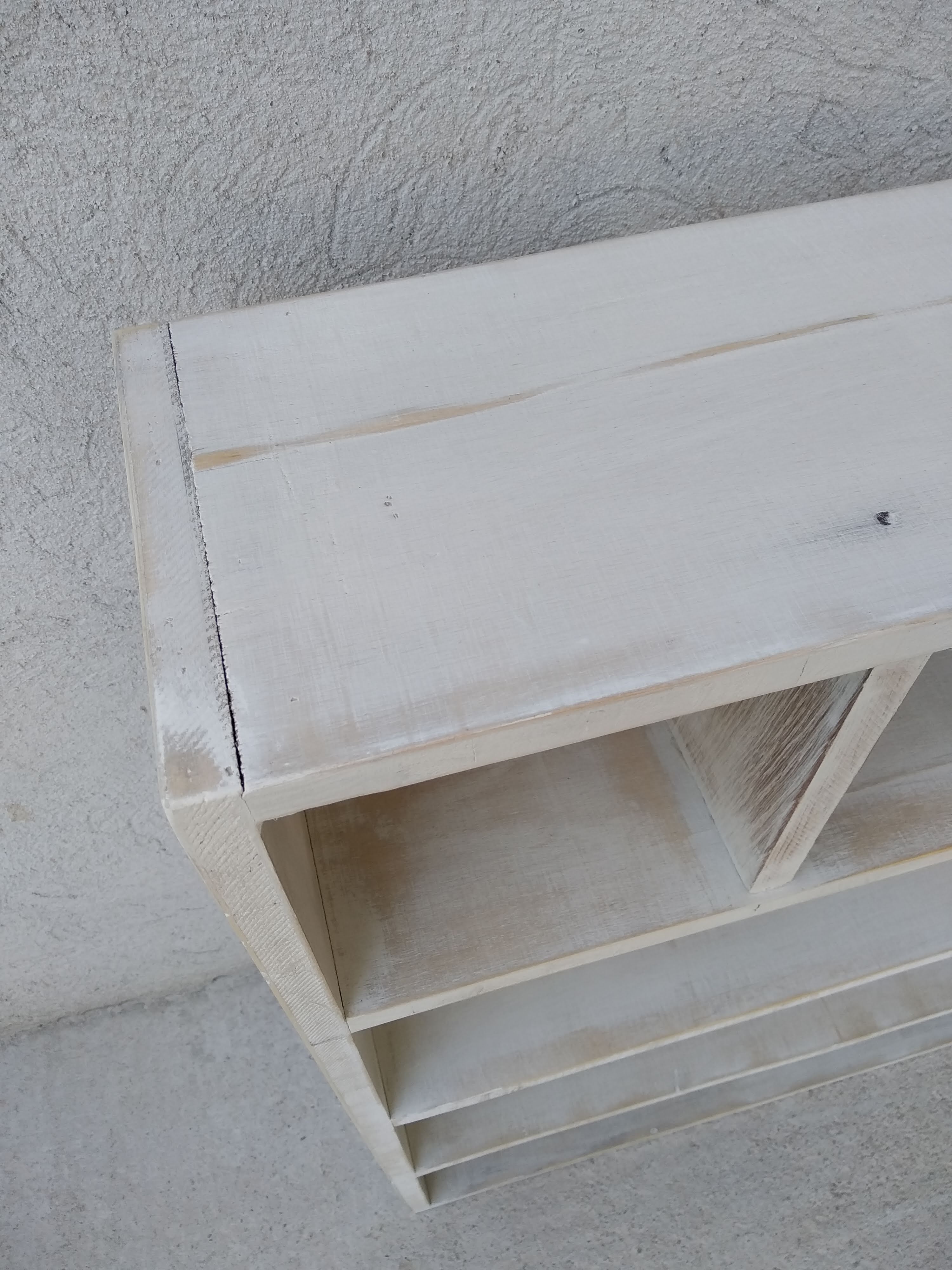 Workshop furniture with patinated lockers