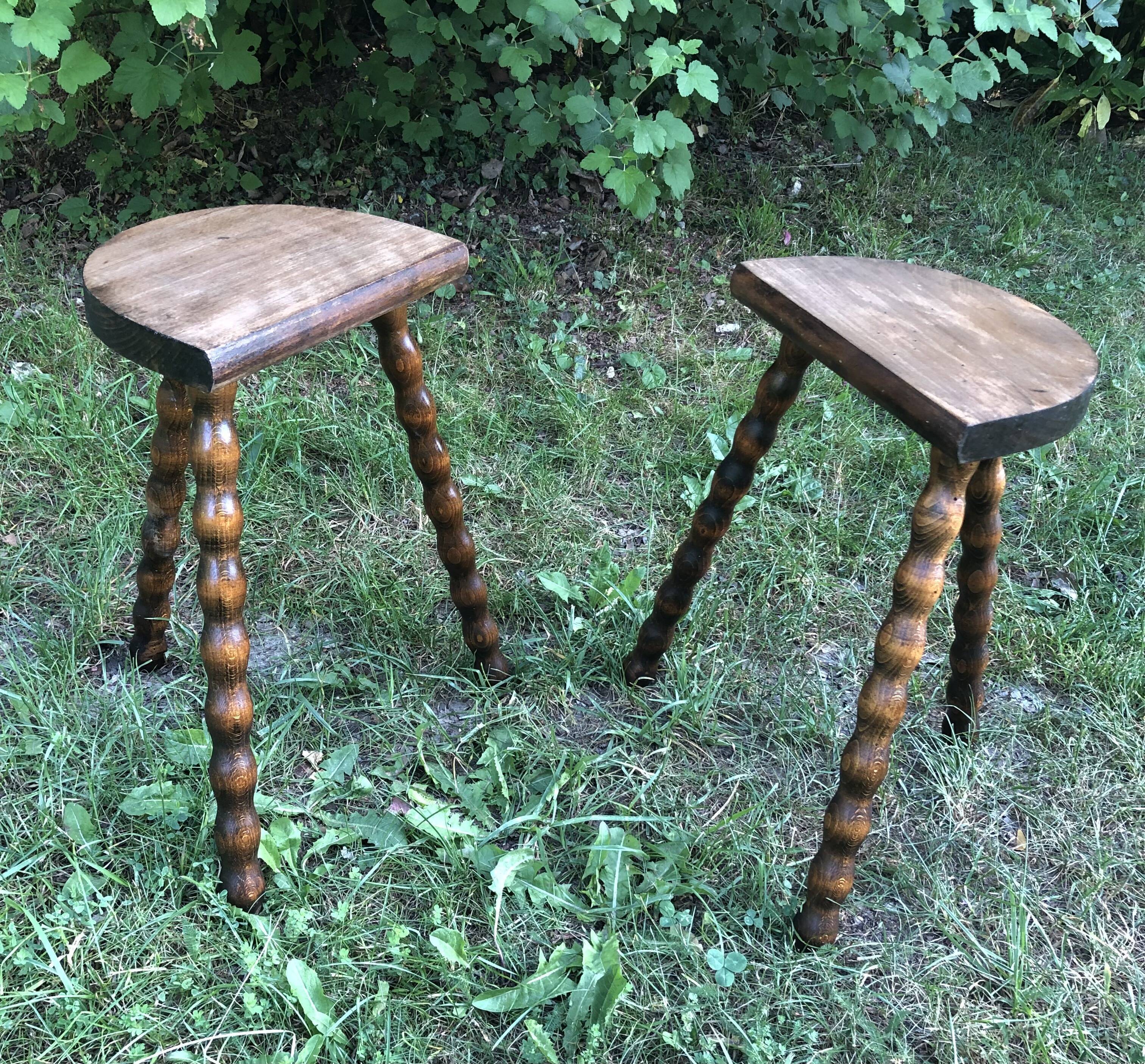 Duo half-moon tripod stools