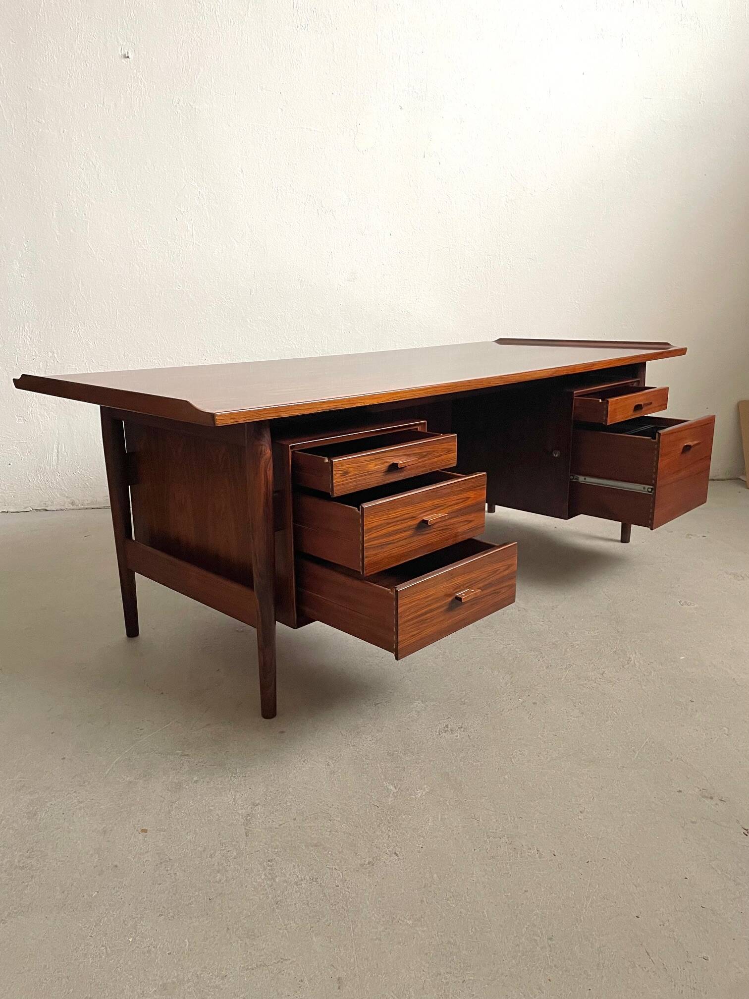 Rosewood Executive Desk by Arne Vodder, Model 207 – Scandinavian Modern Ico