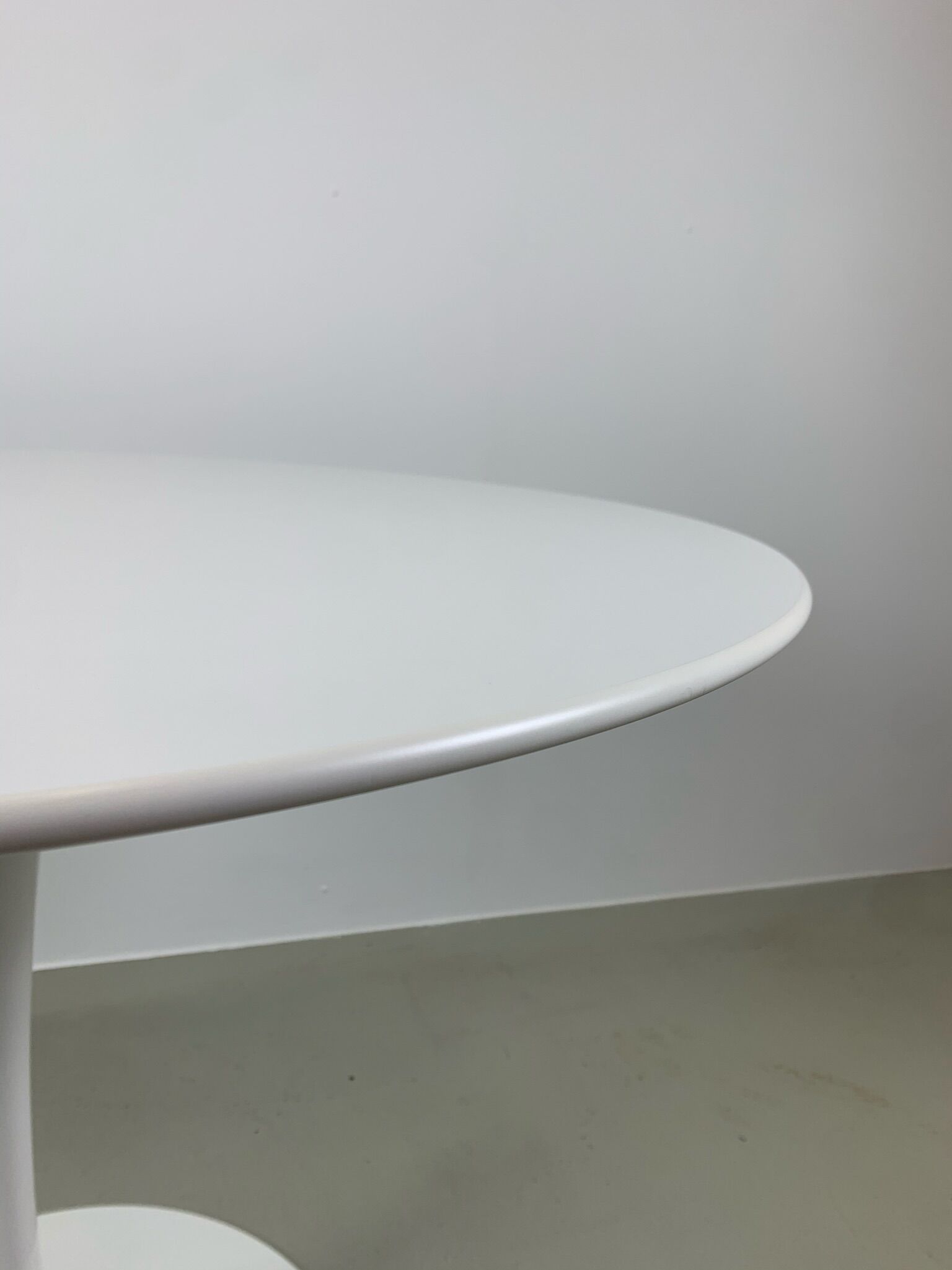 Eero Saarinen Tulip Dining Table white