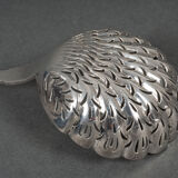 Cuillère à saupoudrer orfèvre RN argent 53 grammes riche décor Louis XV