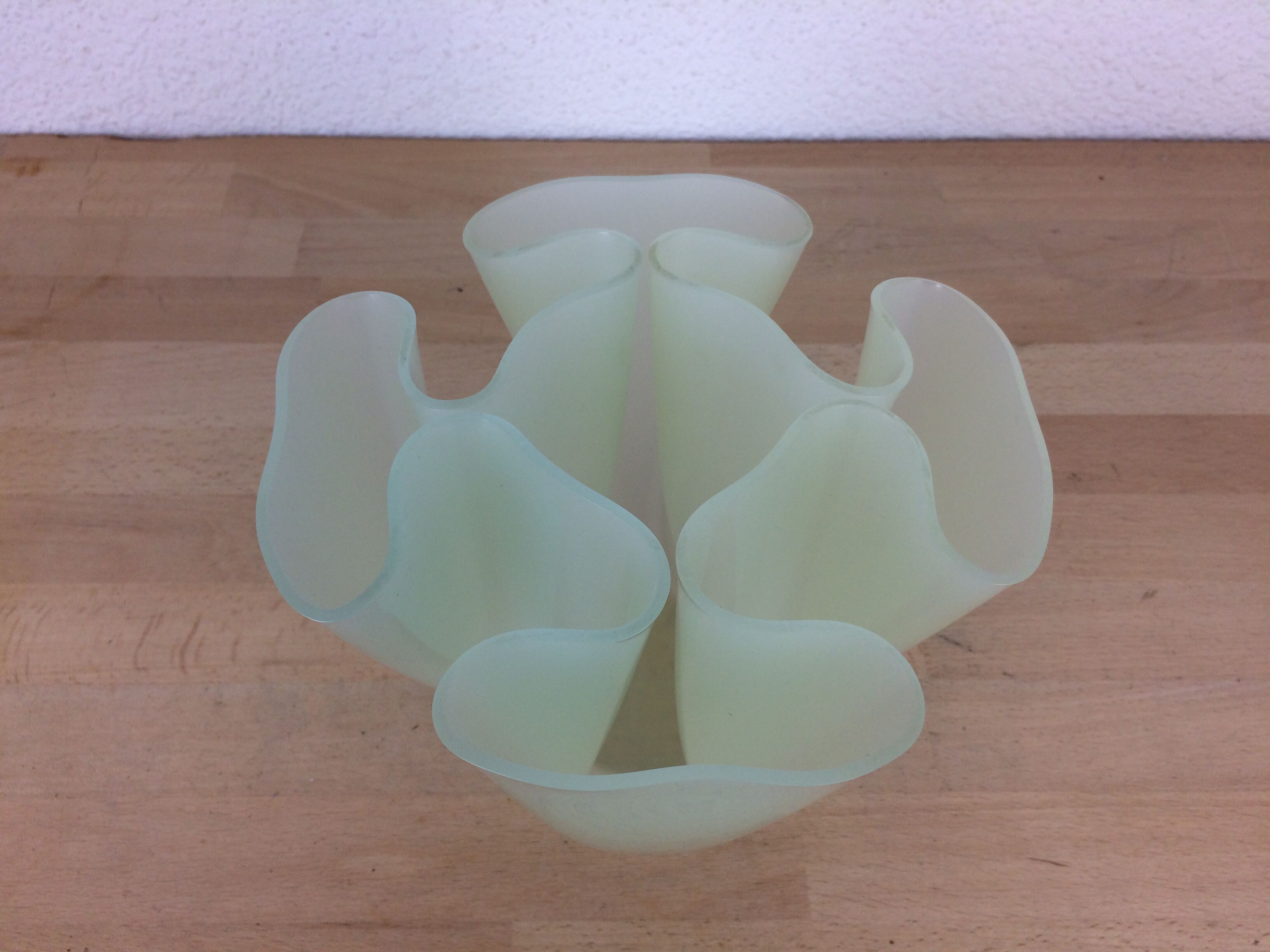 Handkerchief vase Guzzini plexiglass green 70s