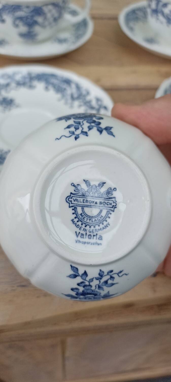 6 tea cups and saucers