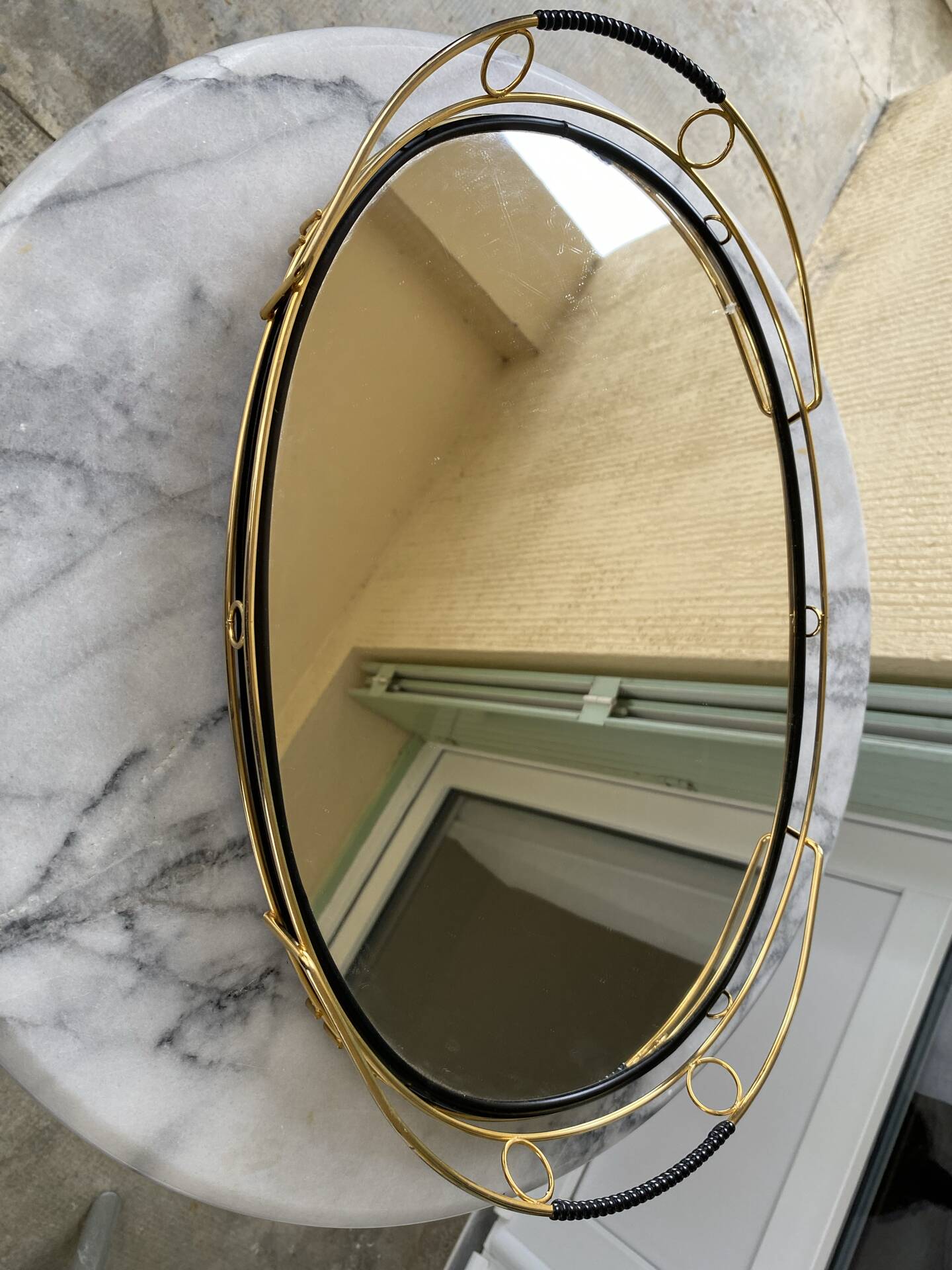 Vintage oval mirror plateau in gilded brass & black scoubidou — 1970s