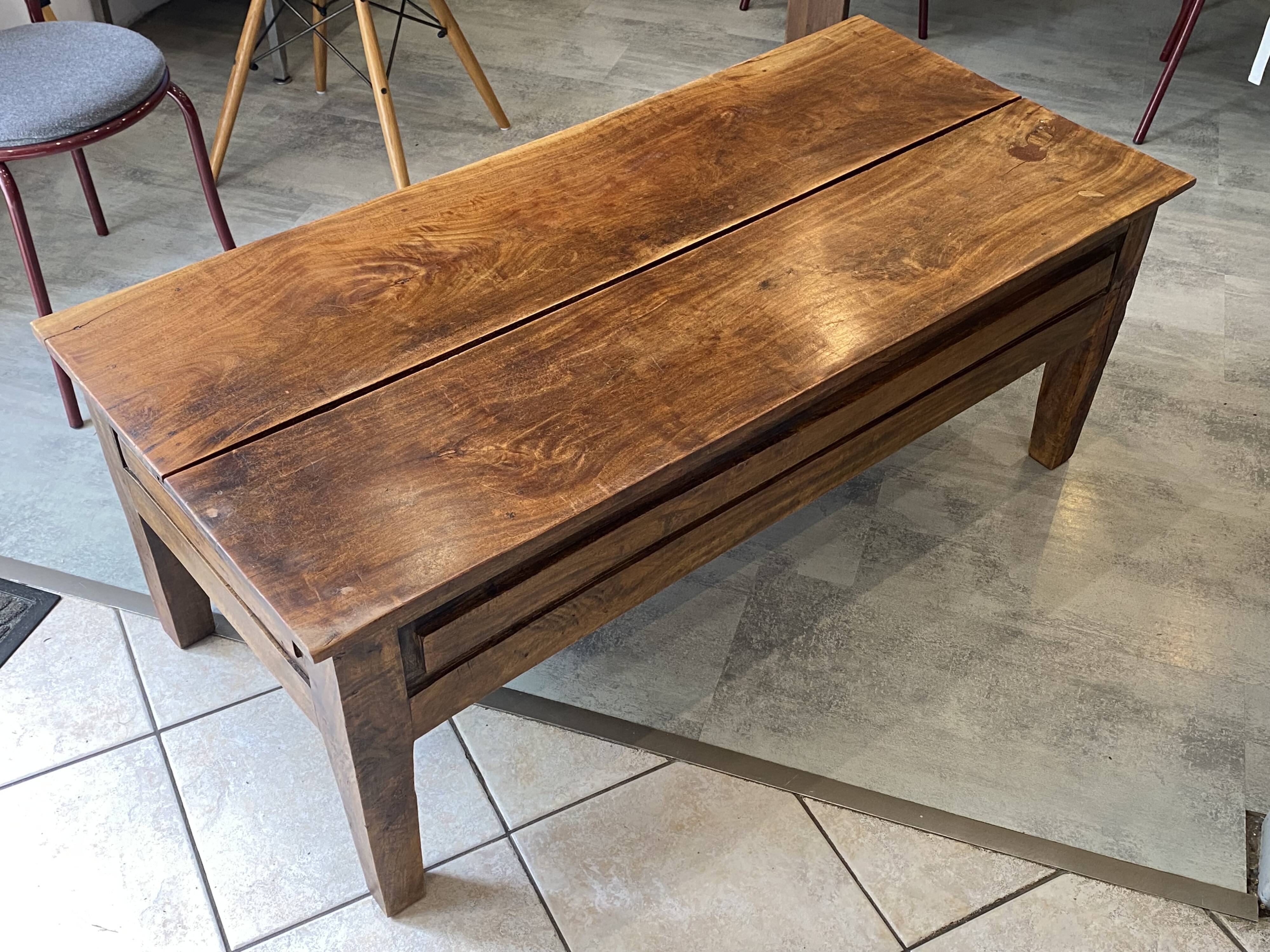 Rustic farmhouse coffee table made of solid wood with 2 drawers from the 1930s.
