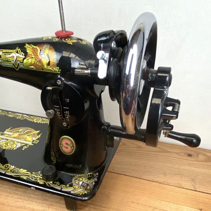 Singer - old sewing machine - black lacquer with golden patterns - very decorative