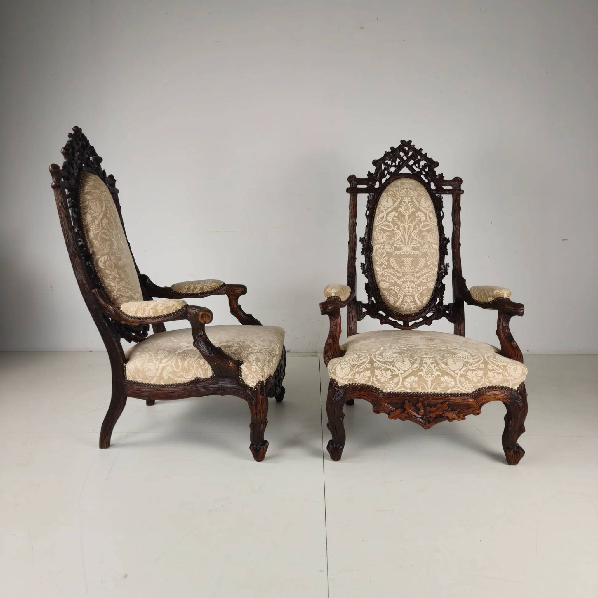 Ensemble de deux fauteuils de style Forêt-Noire par Horrix – 19e siècle