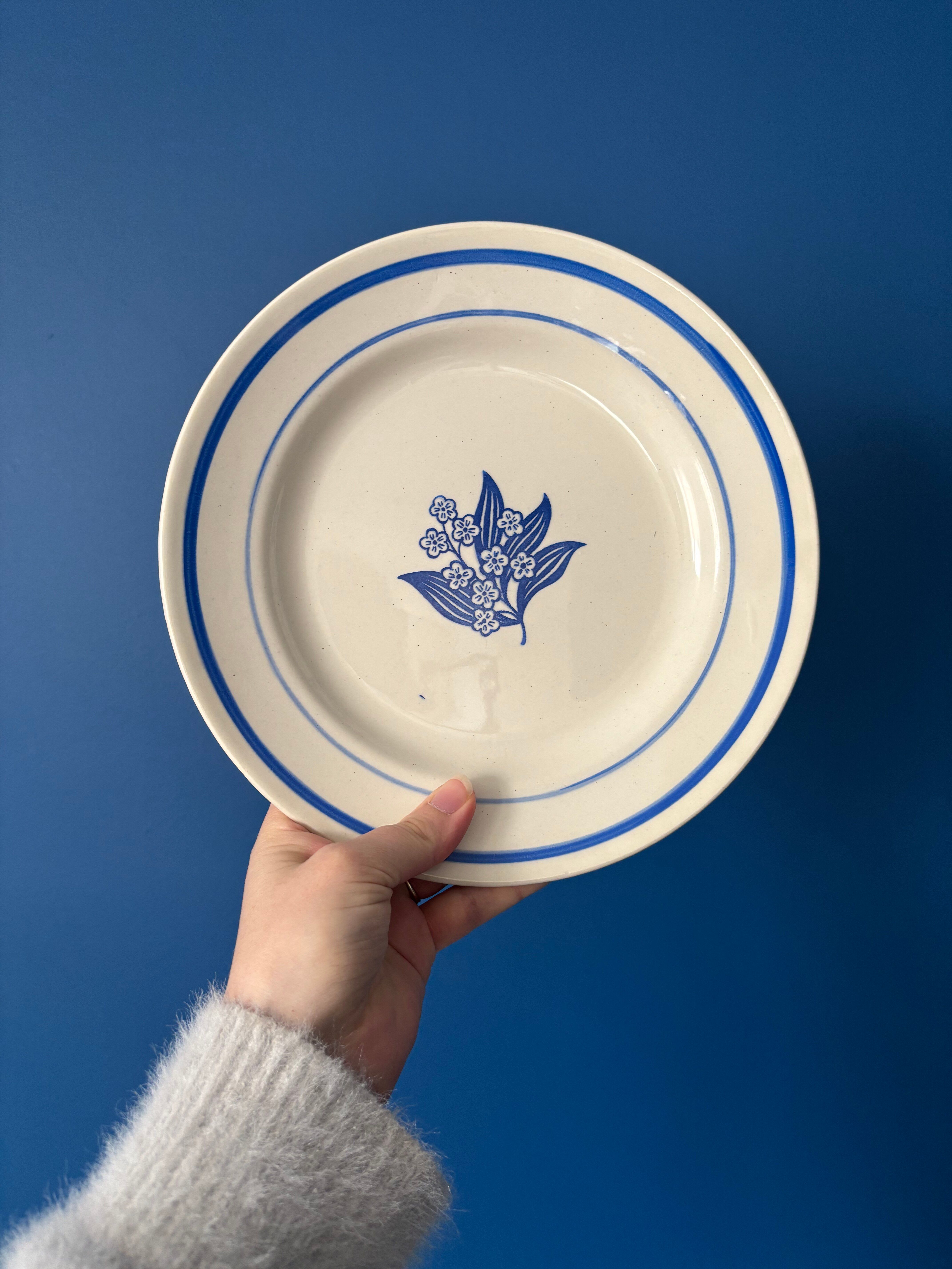 Set of 8 vintage flat plates in earthenware with blue flowers – Tableware