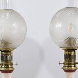 Paire de lampes à pétrole en porcelaine électrifiées, fin XIXème